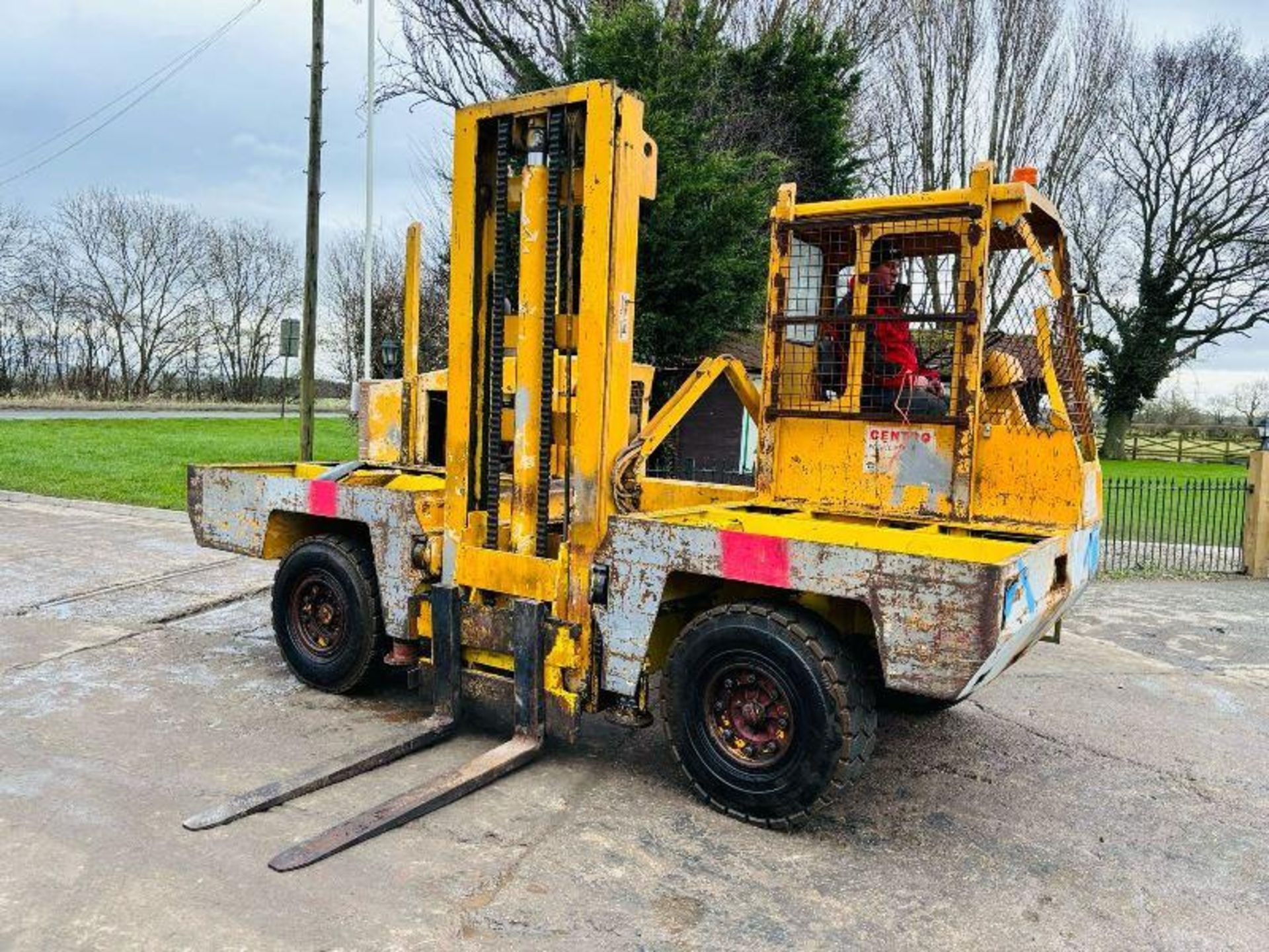 SIDE LOAD DIESEL FORKLIFT C/W C/W PALLET TINES  - Image 7 of 14