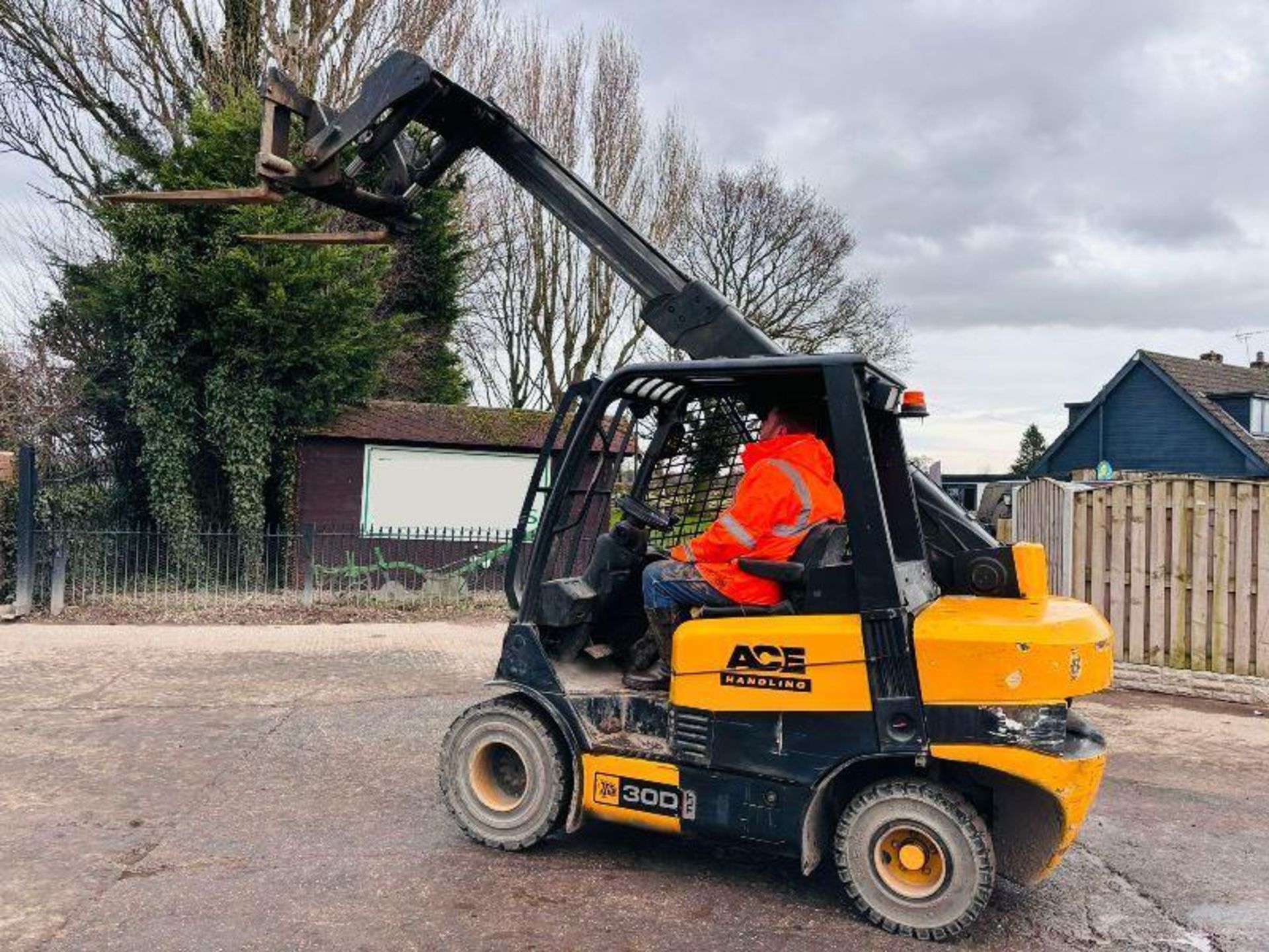 JCB TLT30D 4WD TELETRUCK C/W PALLET TINES  - Image 2 of 16