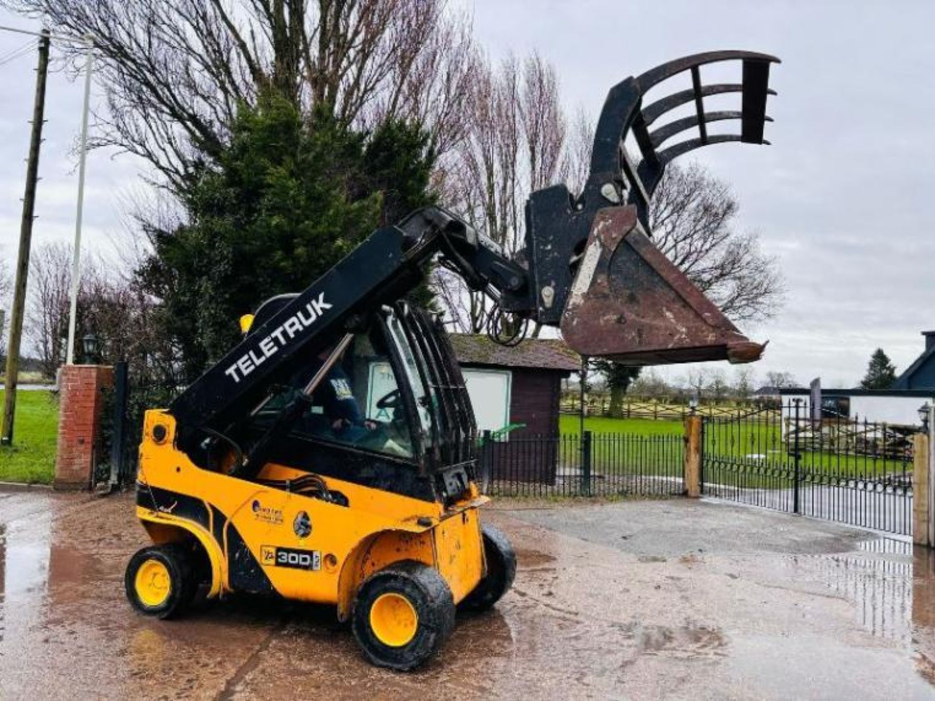 JCB TLT30D 4WD TELETRUCK C/W GRAPPLE BUCKET & PALLET TINES - Image 16 of 19