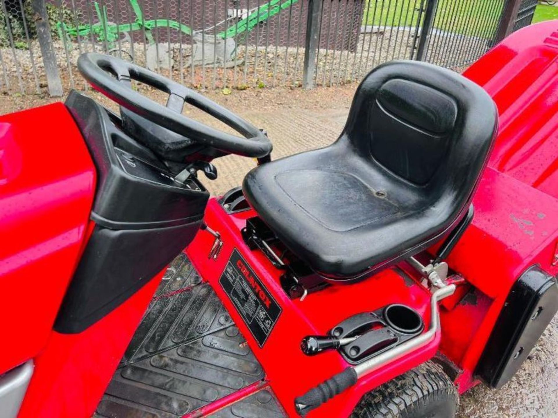 COUNTAX 330 RIDE ON MOWER *YEAR 2009* C/W COLLECTION BOX & HONDA ENGINE. - Image 10 of 12