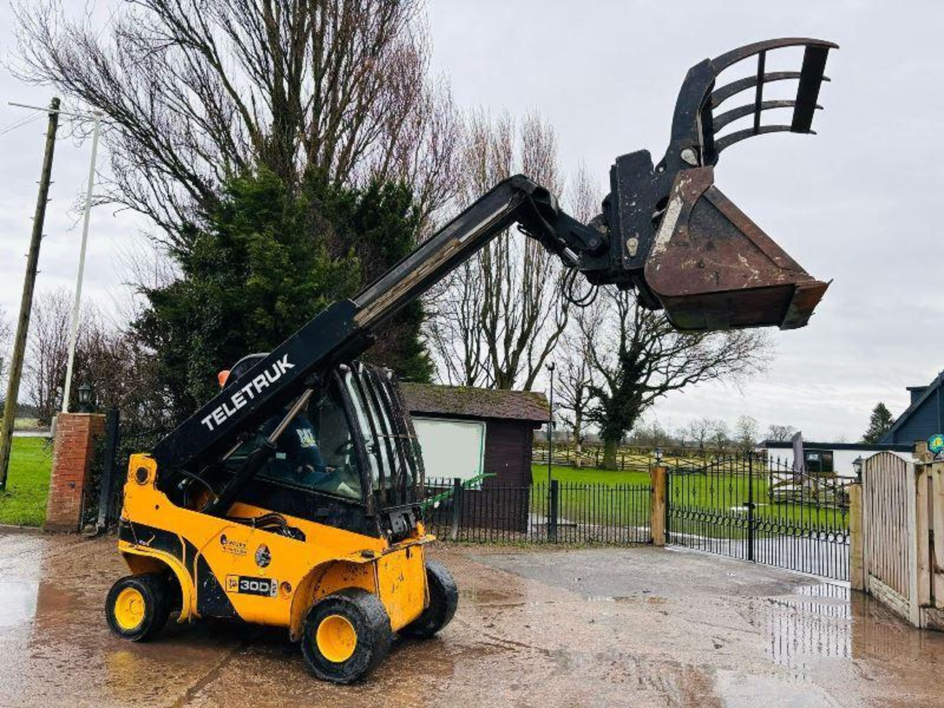 JCB TLT30D 4WD TELETRUCK C/W GRAPPLE BUCKET & PALLET TINES - Image 4 of 19