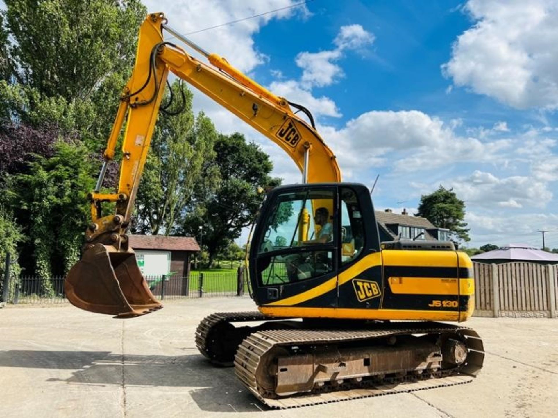 JCB JS130 TRACKED EXCAVATOR C/W QUICK HITCH & BUCKET