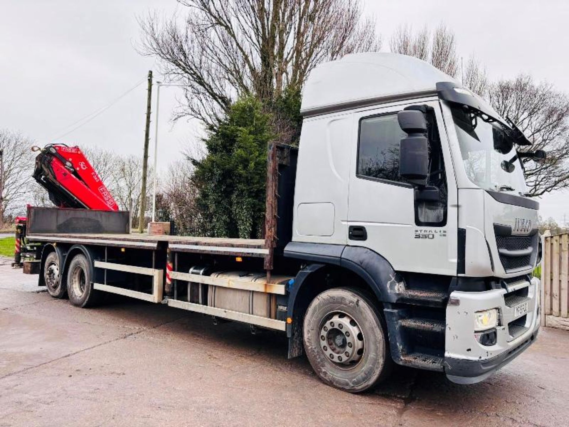 IVECO STRALIS 330E6 HIGHWAY SLEEPER 6X2 *YEAR 2015, CRANE NOT INCLUDED* - Image 6 of 16