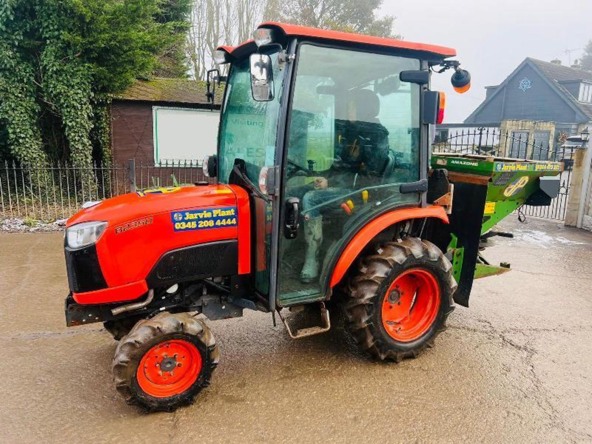 KUBOTA B2350 4WD TRACTOR *YEAR 2018* AMAZONE E+S 301 HYDRO SALT SPREADER - Image 18 of 19