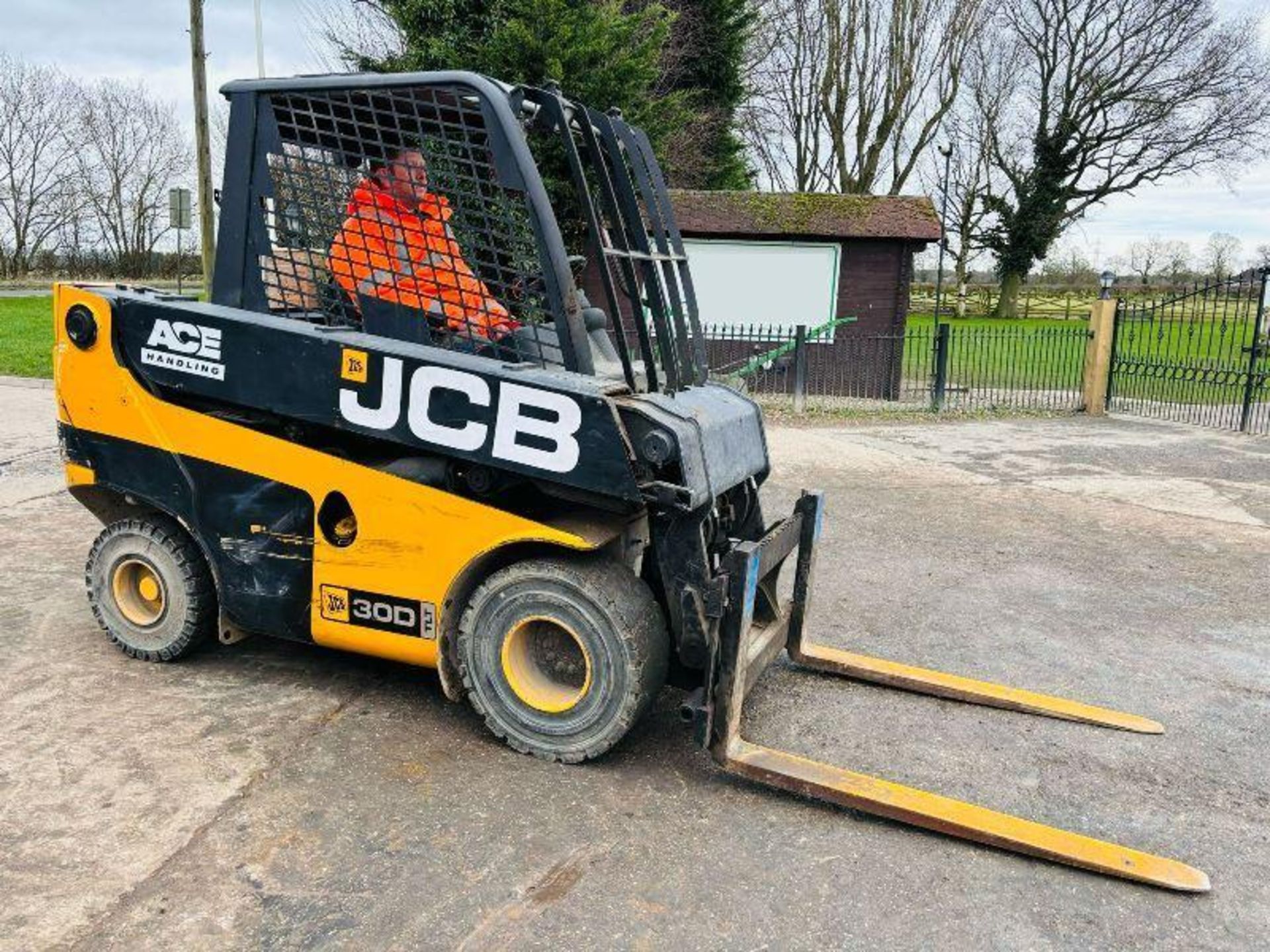 JCB TLT30D 4WD TELETRUCK C/W PALLET TINES 