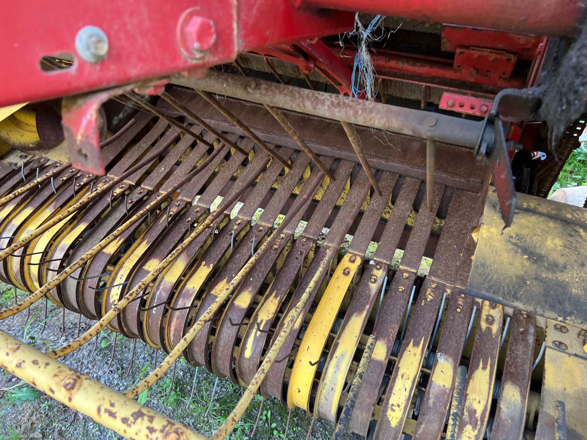 NEW HOLLAND 644 ROUND BALER - Image 7 of 7