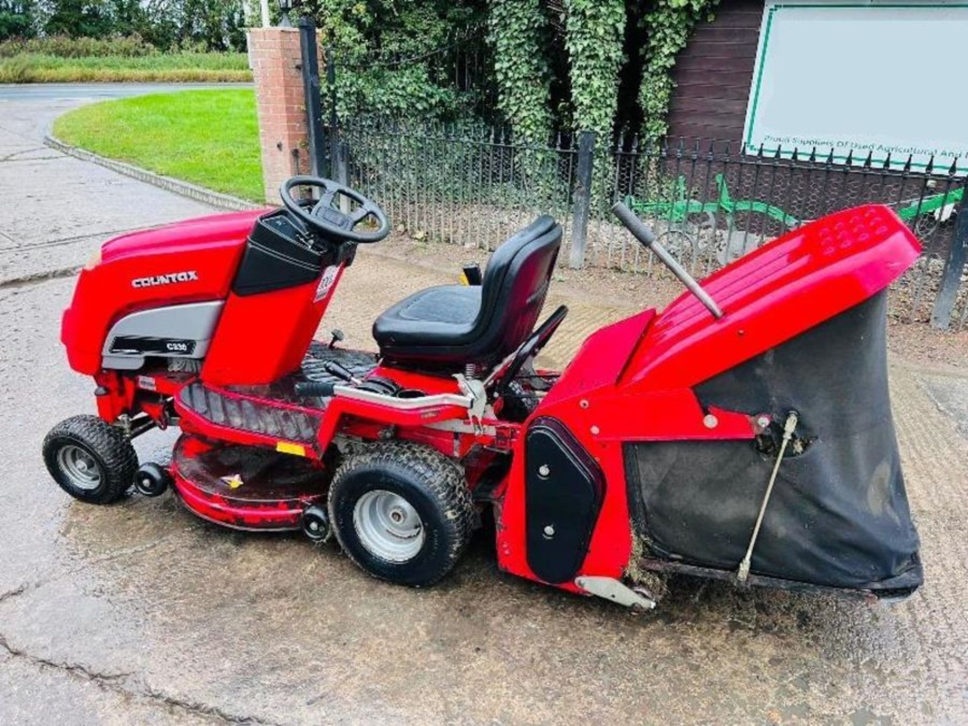 COUNTAX 330 RIDE ON MOWER *YEAR 2009* C/W COLLECTION BOX & HONDA ENGINE. - Image 9 of 12