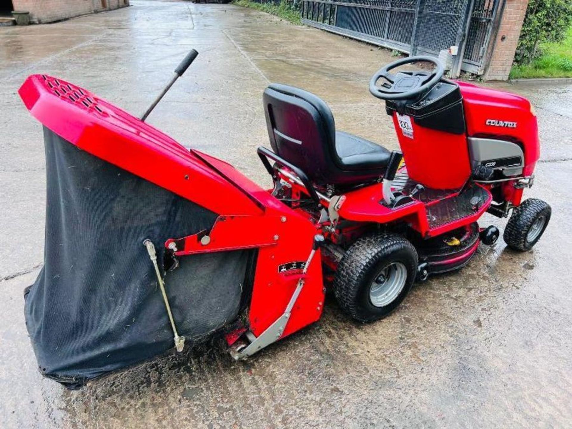 COUNTAX 330 RIDE ON MOWER *YEAR 2009* C/W COLLECTION BOX & HONDA ENGINE. - Image 2 of 12