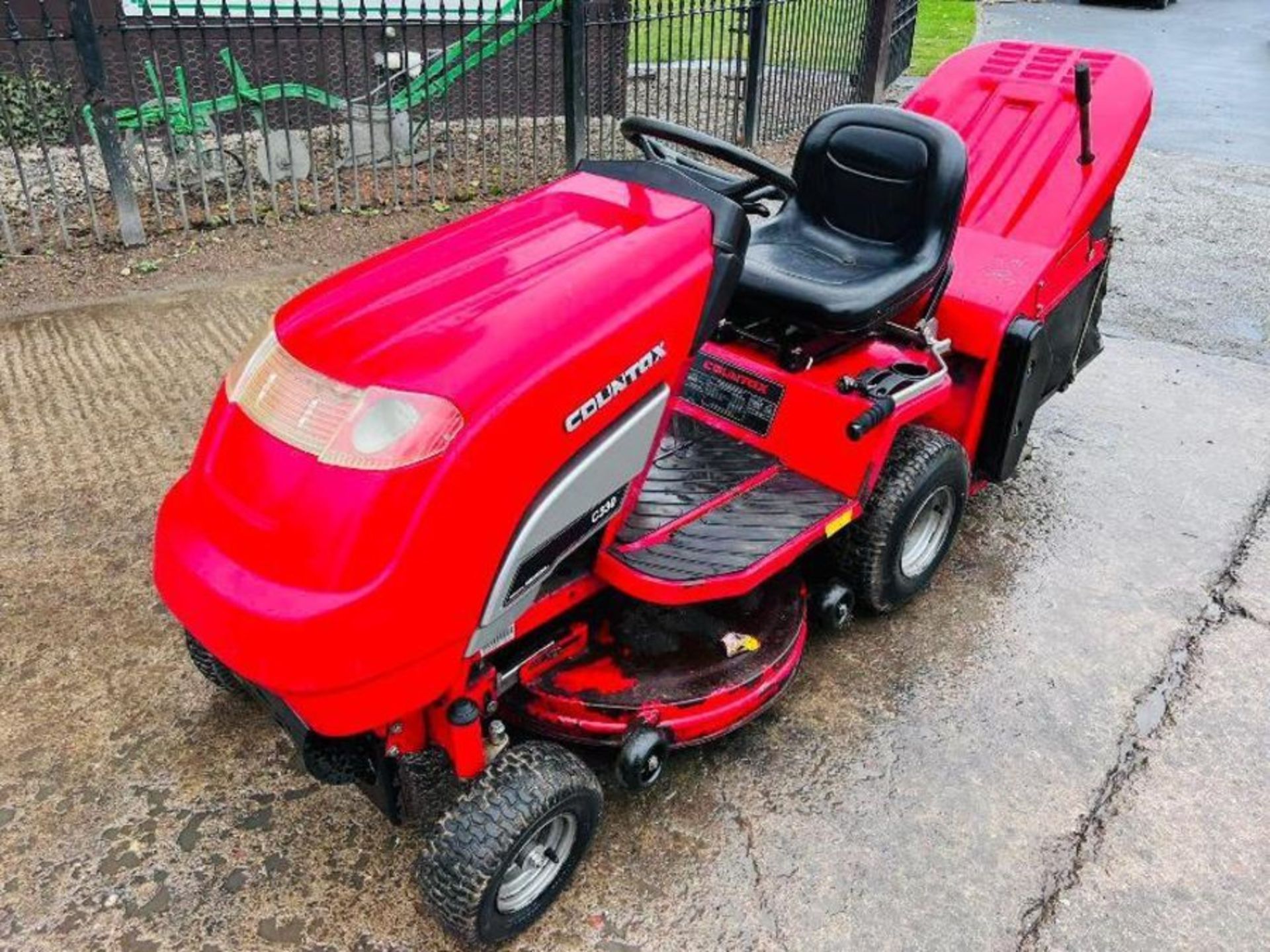 COUNTAX 330 RIDE ON MOWER *YEAR 2009* C/W COLLECTION BOX & HONDA ENGINE. - Image 11 of 12