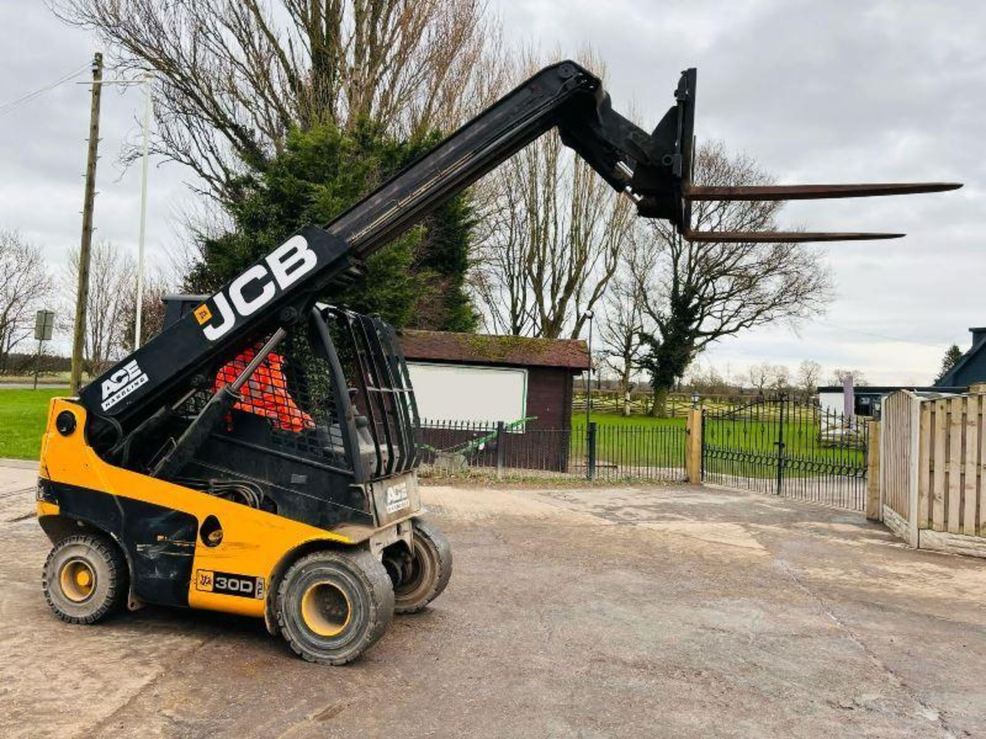 JCB TLT30D 4WD TELETRUCK C/W PALLET TINES  - Image 16 of 16