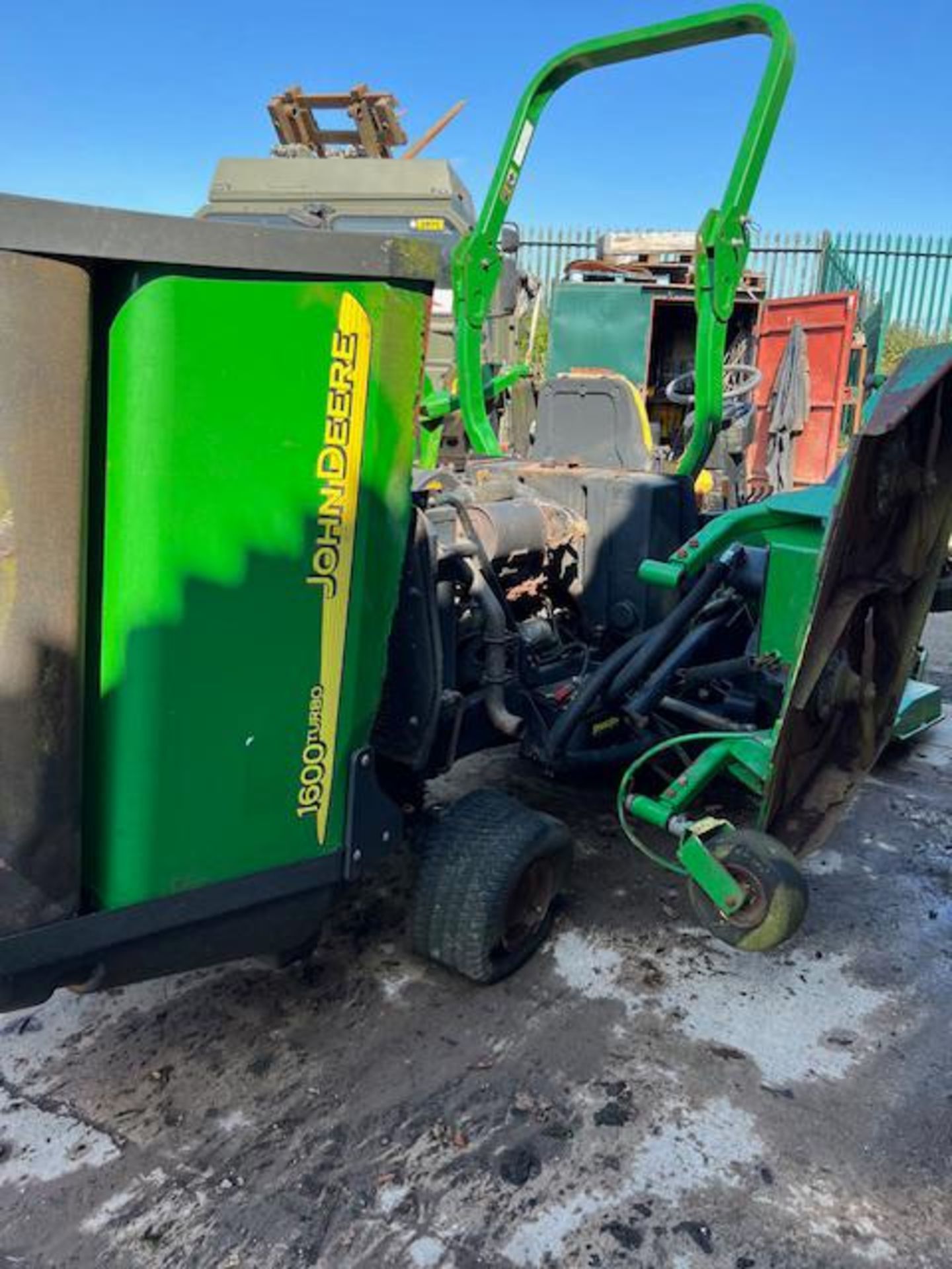 2002 JOHN DEERE 1600 TURBO RIDE ON MOWER - SOLD AS SEEN - Image 4 of 5