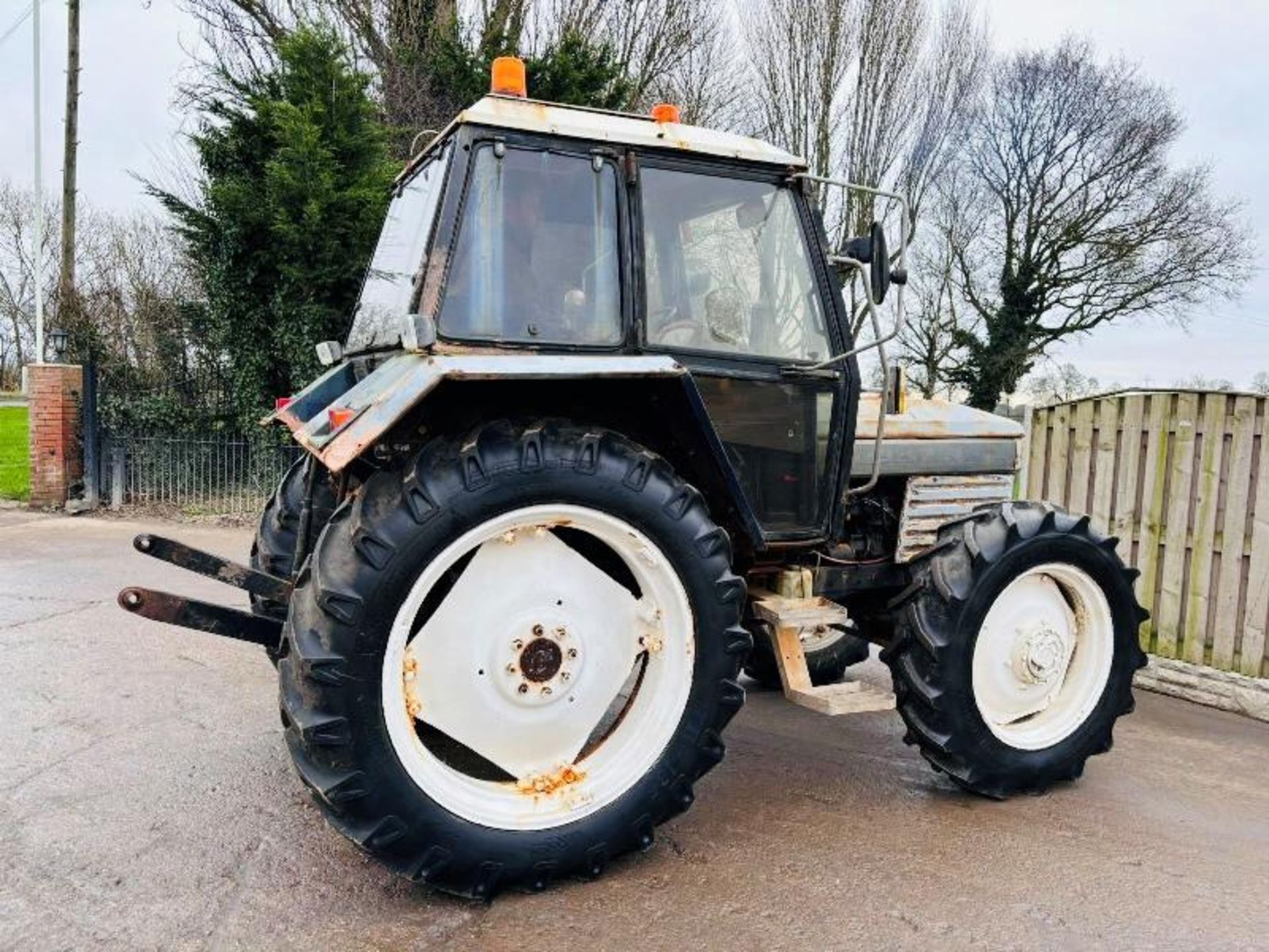 LEYLAND 804 4WD TRACTOR C/W FULLY GLAZED CABIN - Image 5 of 11