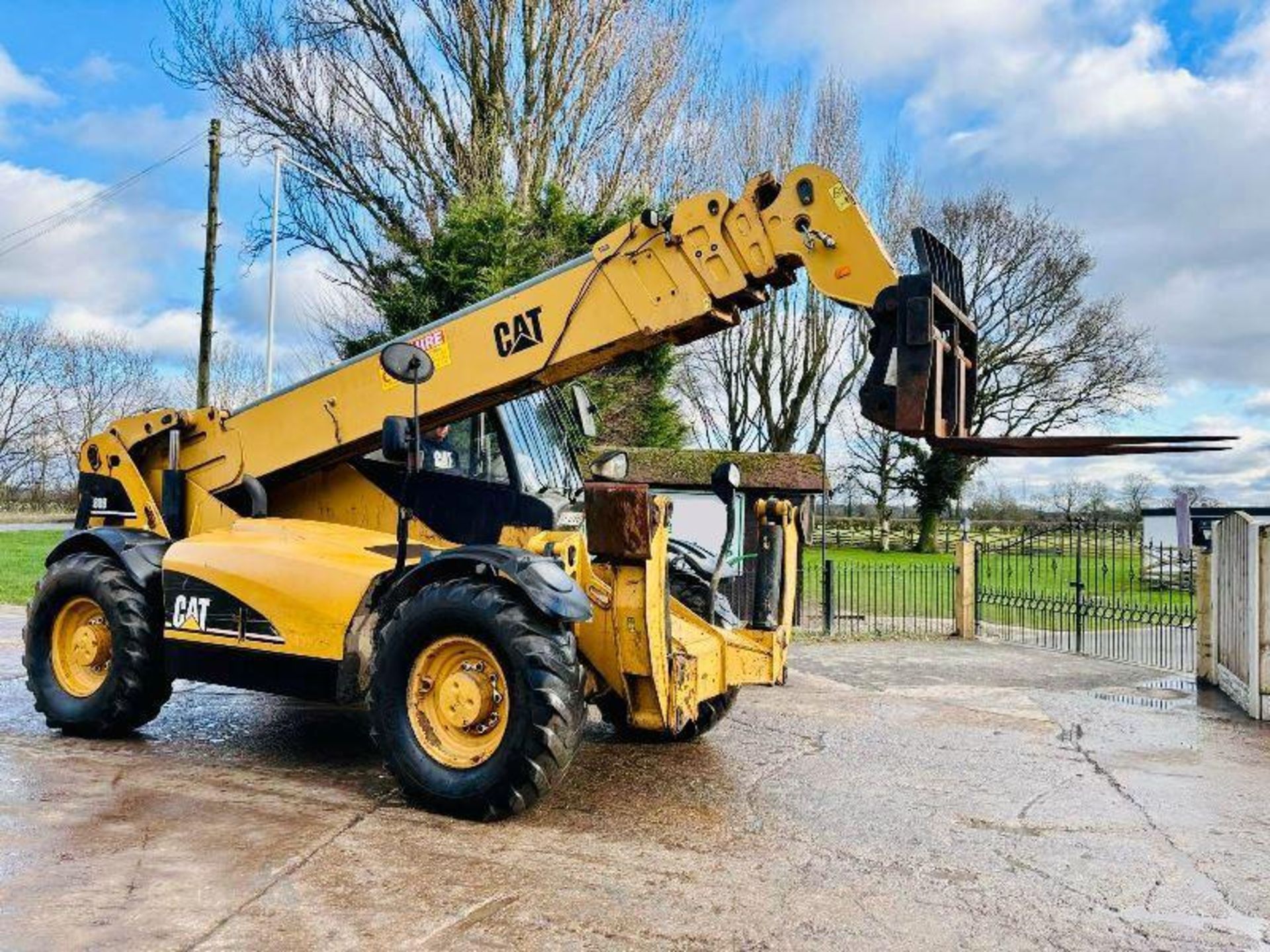 CATERPILLAR TH580B 4WD TELEHANDLER *17 METER REACH, 5 TON LIFT* C/W PALLET TINES - Image 19 of 20