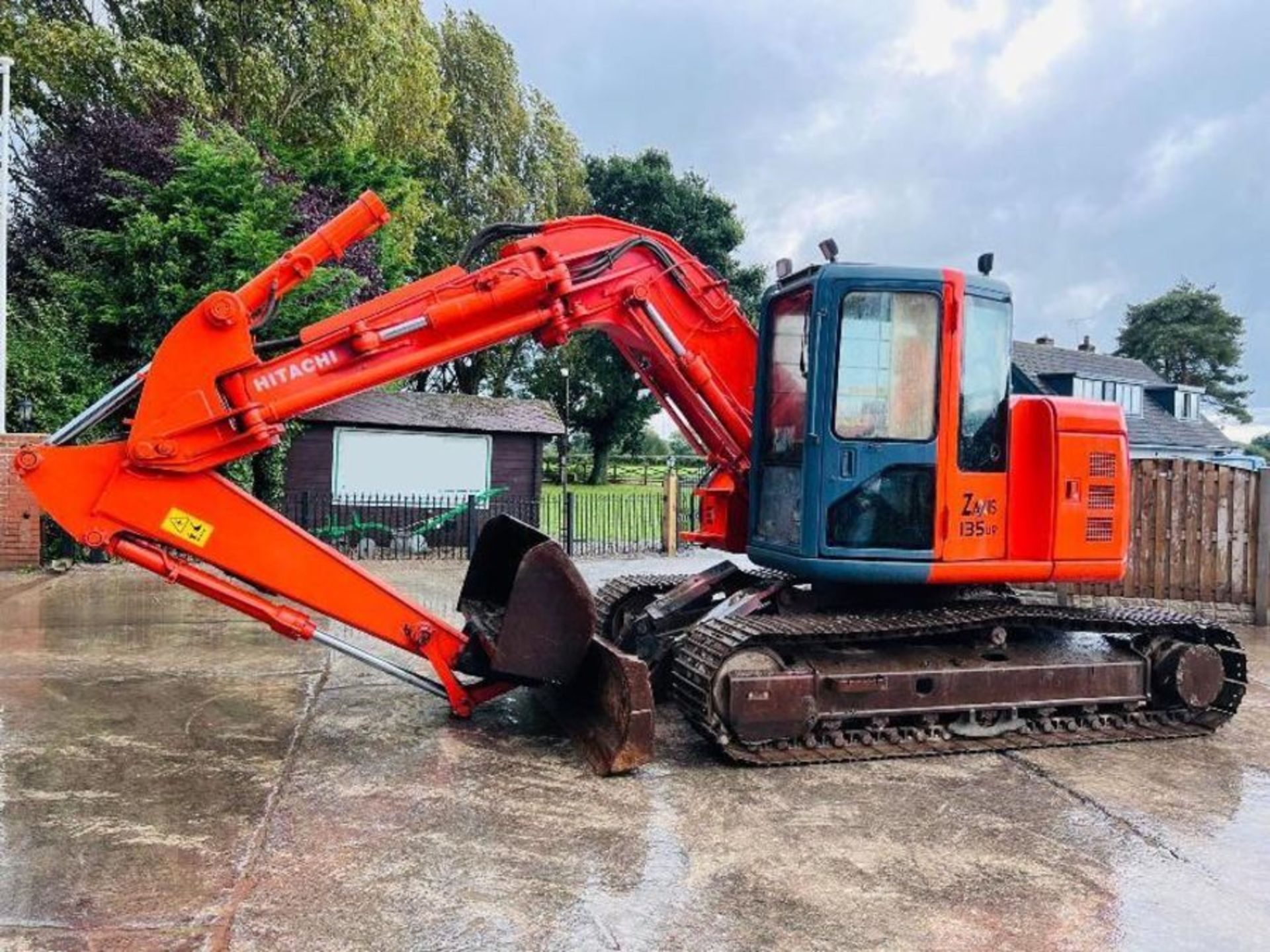 HITACHI ZAXIS 135UR TRACKED EXCAVATOR C/W FRONT BLADE - Image 13 of 17