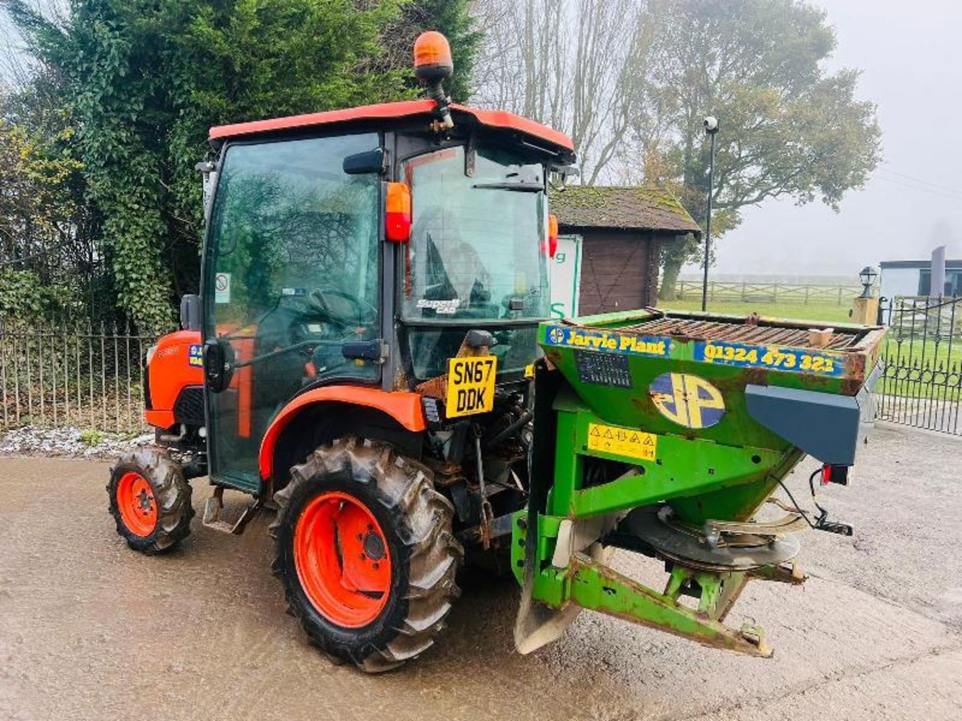 KUBOTA B2350 4WD TRACTOR *YEAR 2018* AMAZONE E+S 301 HYDRO SALT SPREADER - Image 13 of 19