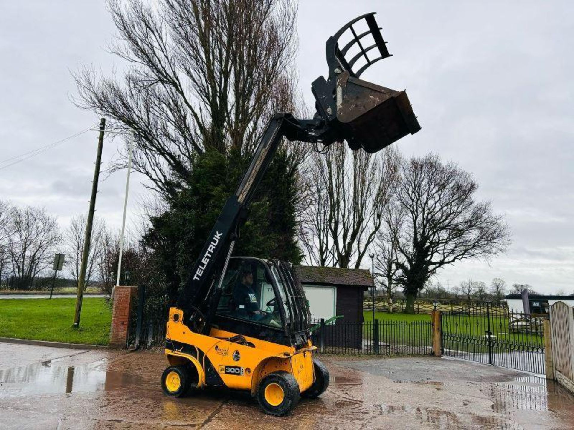 JCB TLT30D 4WD TELETRUCK C/W GRAPPLE BUCKET & PALLET TINES - Image 5 of 19