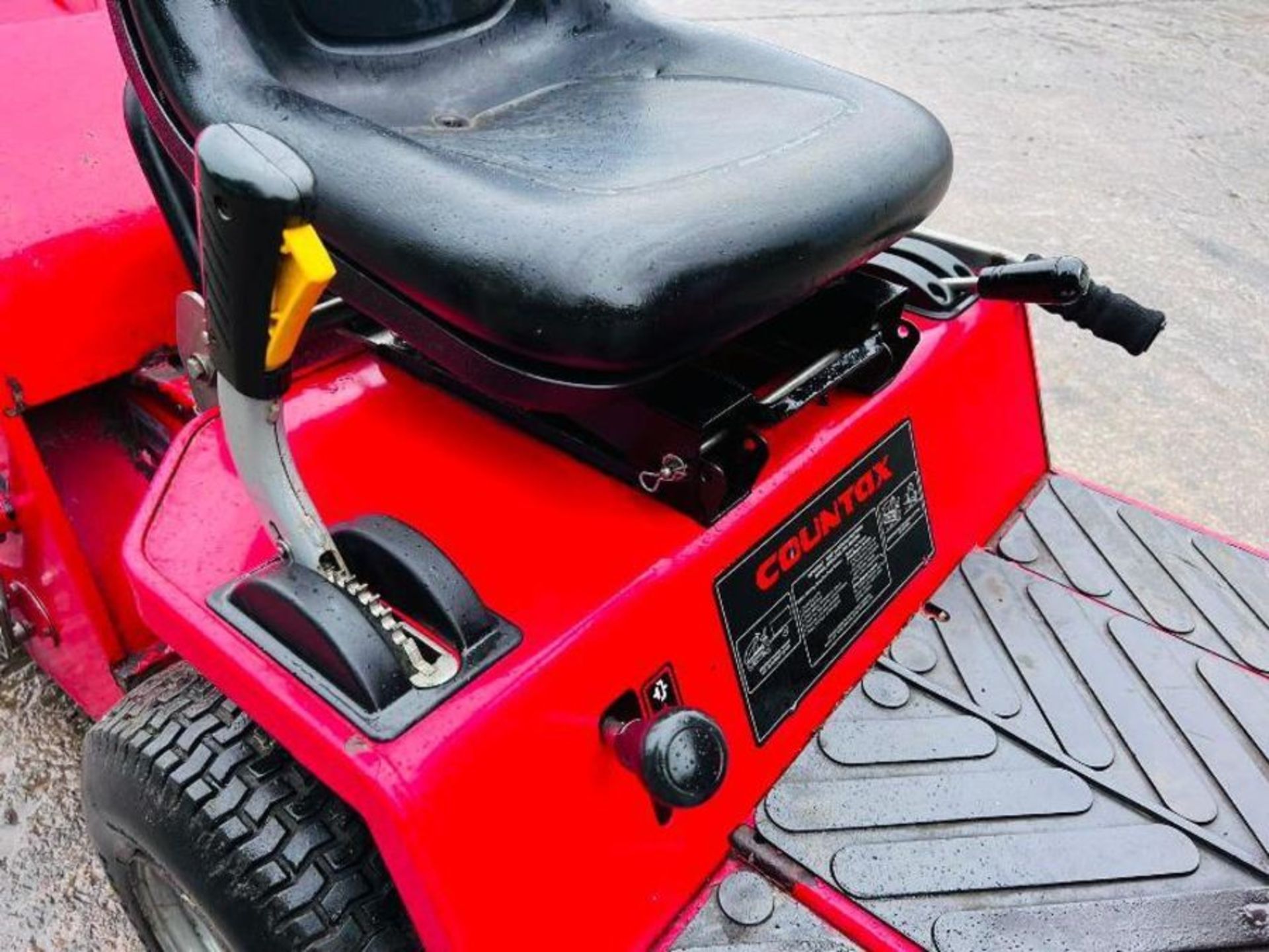 COUNTAX 330 RIDE ON MOWER *YEAR 2009* C/W COLLECTION BOX & HONDA ENGINE. - Image 8 of 12