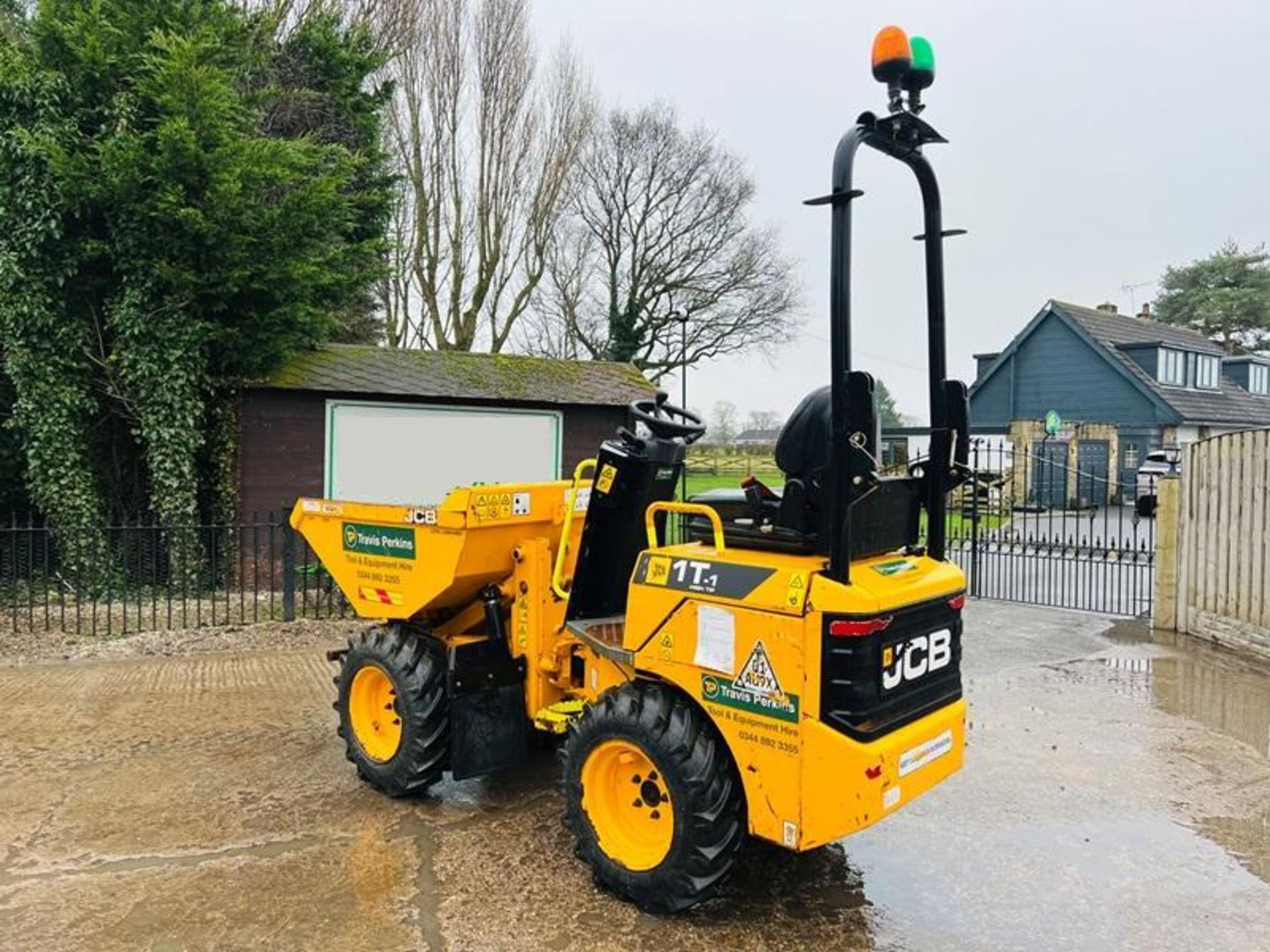 JCB 1T-T HIGH TIP 4WD DUMPER * YEAR 2018, ONLY 722 HOURS * - Image 3 of 18