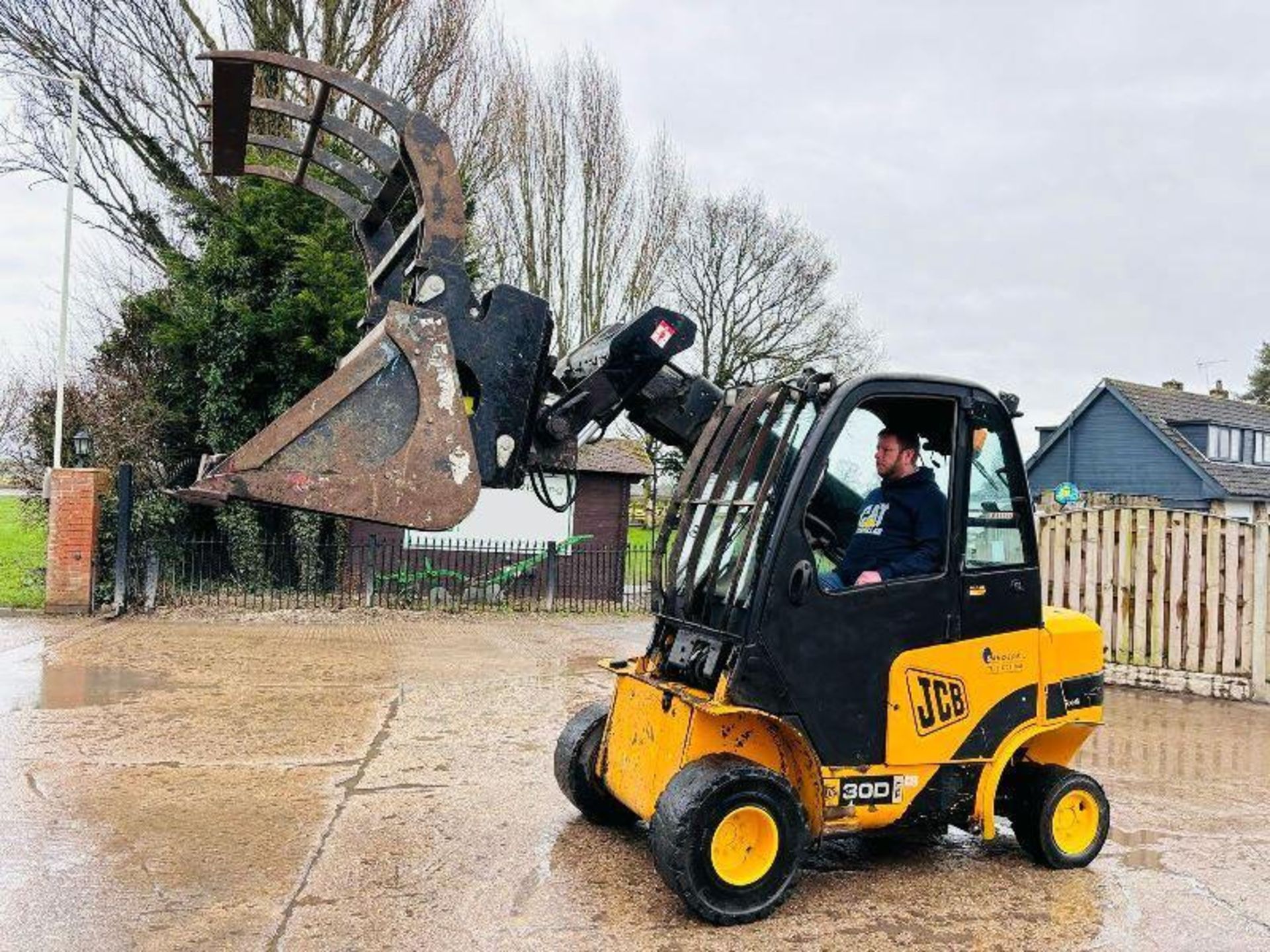 JCB TLT30D 4WD TELETRUCK C/W GRAPPLE BUCKET & PALLET TINES - Image 6 of 19