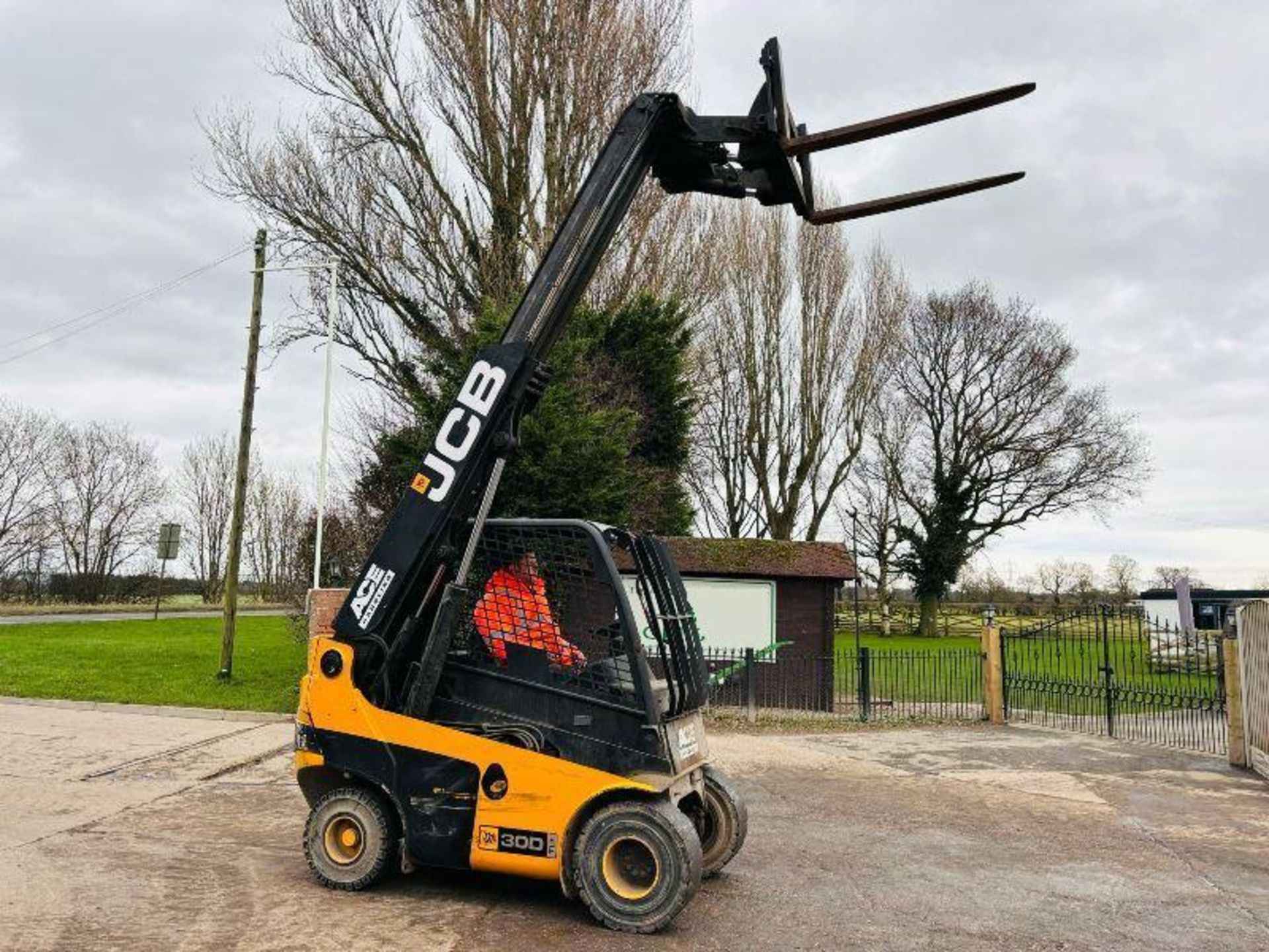 JCB TLT30D 4WD TELETRUCK C/W PALLET TINES  - Image 4 of 16