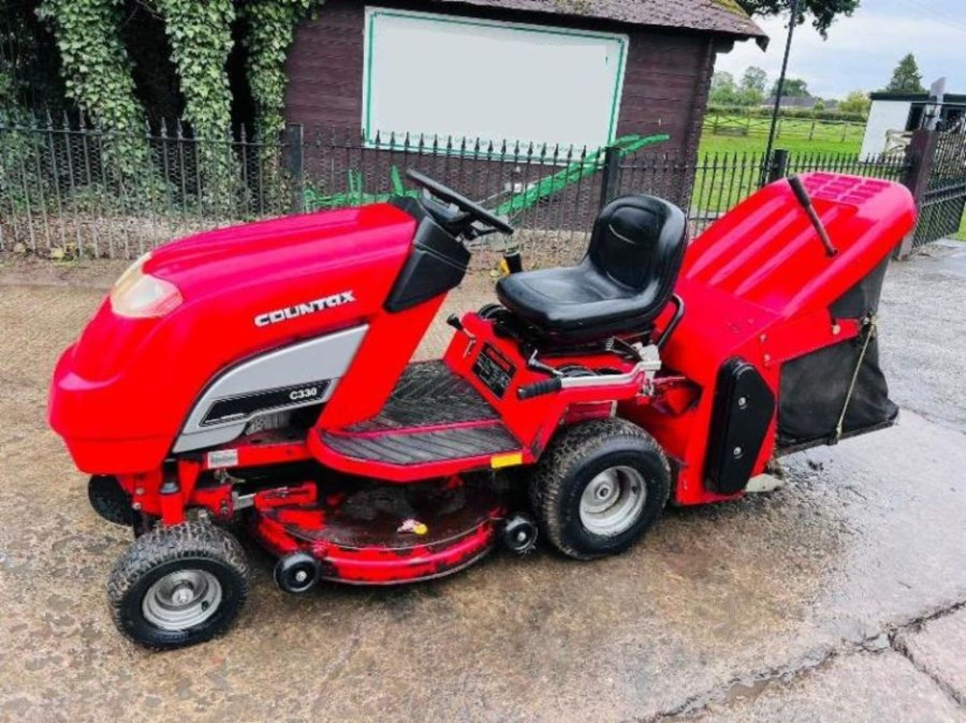 COUNTAX 330 RIDE ON MOWER *YEAR 2009* C/W COLLECTION BOX & HONDA ENGINE. - Image 12 of 12