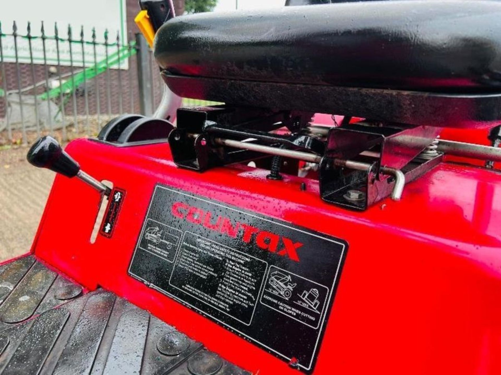 COUNTAX 330 RIDE ON MOWER *YEAR 2009* C/W COLLECTION BOX & HONDA ENGINE. - Image 7 of 12