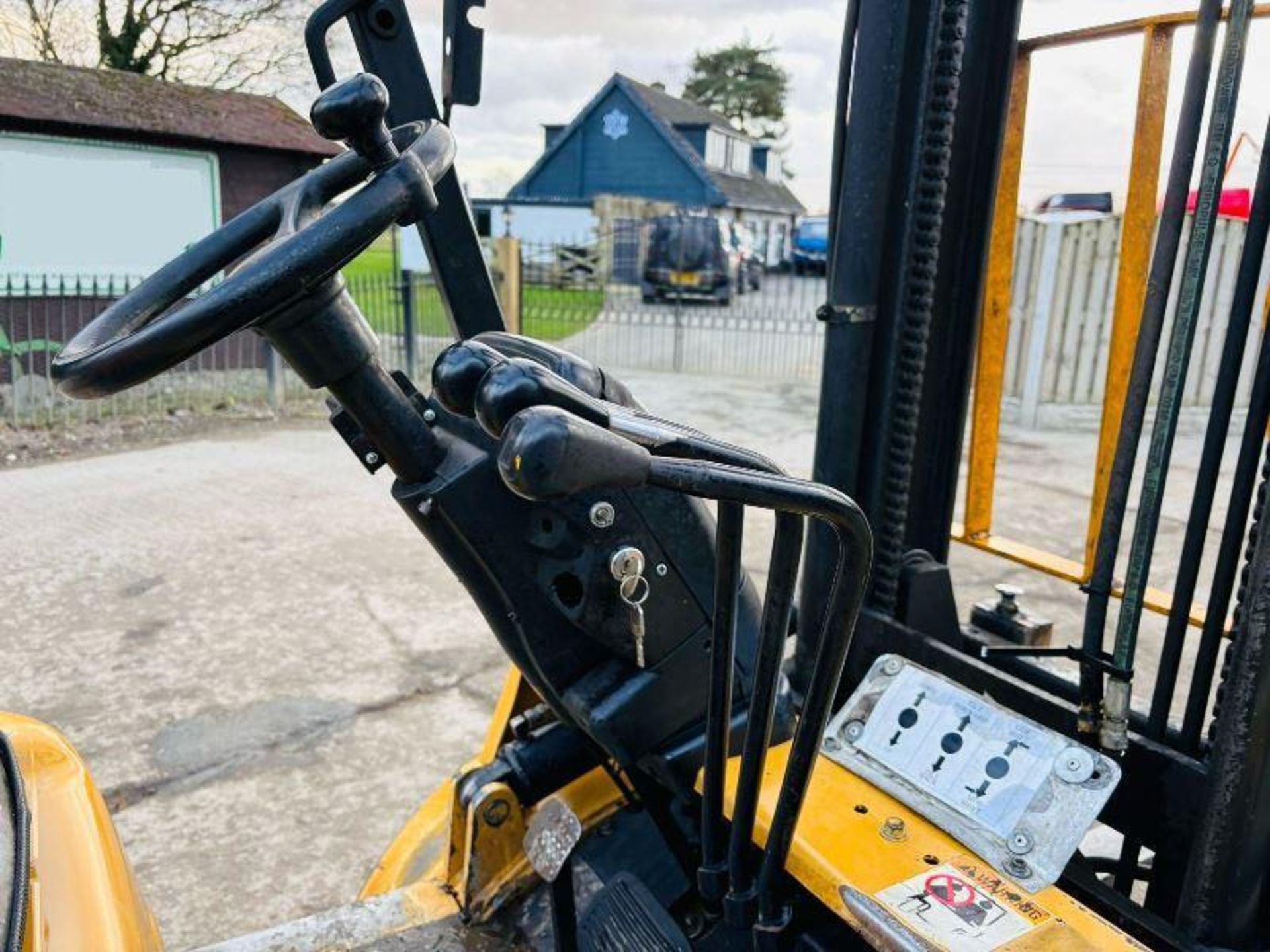 CATERPILLAR 25 DIESEL FORKLIFT C/W SIDE SHIFT - Image 2 of 12