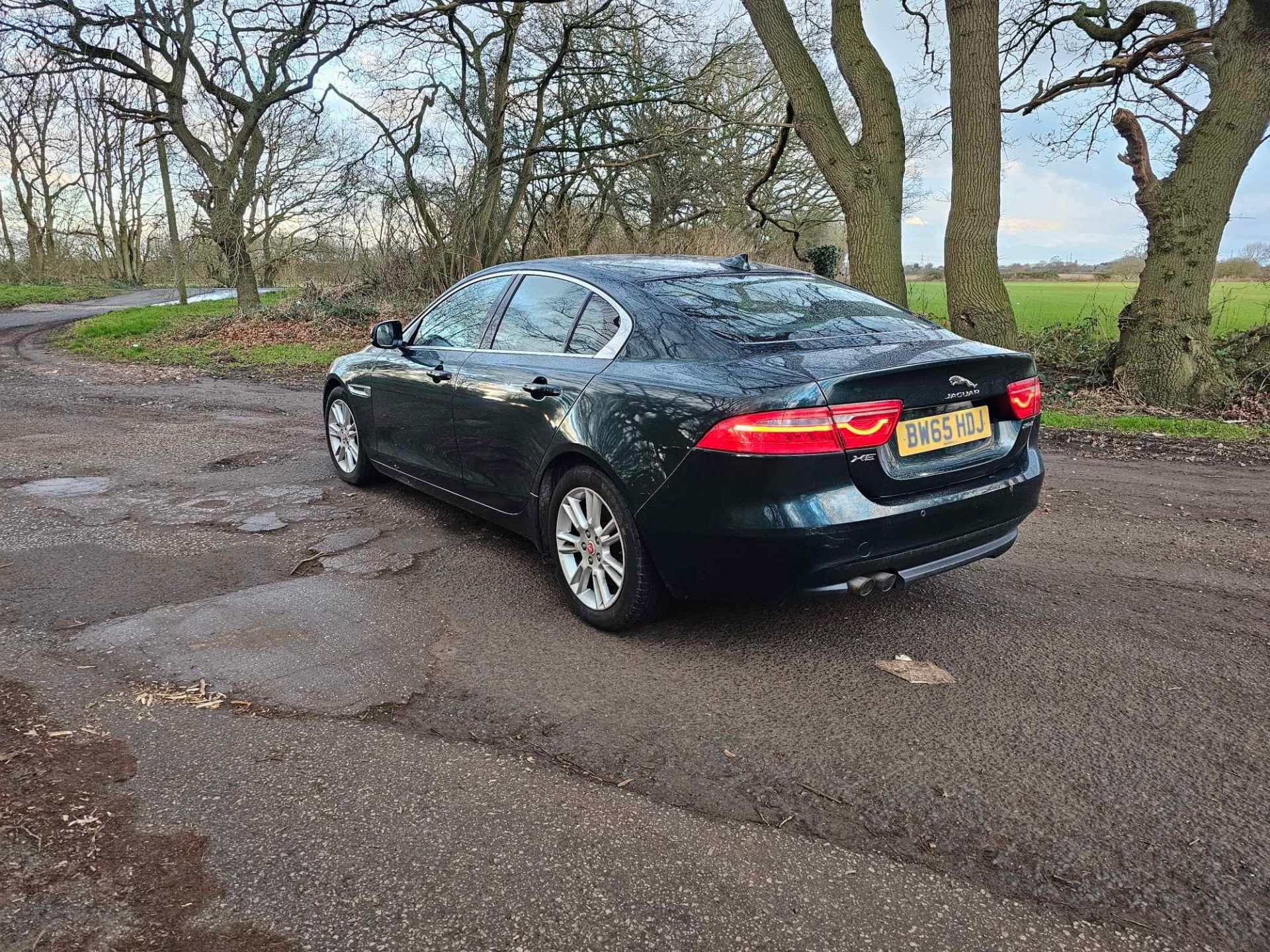 2015 65 JAGUAR XE SALOON - STARTS AND DRIVES BUT ENGINE IS NOISY - ALLOY WHEELS - 5 SERVICES  - Image 6 of 10