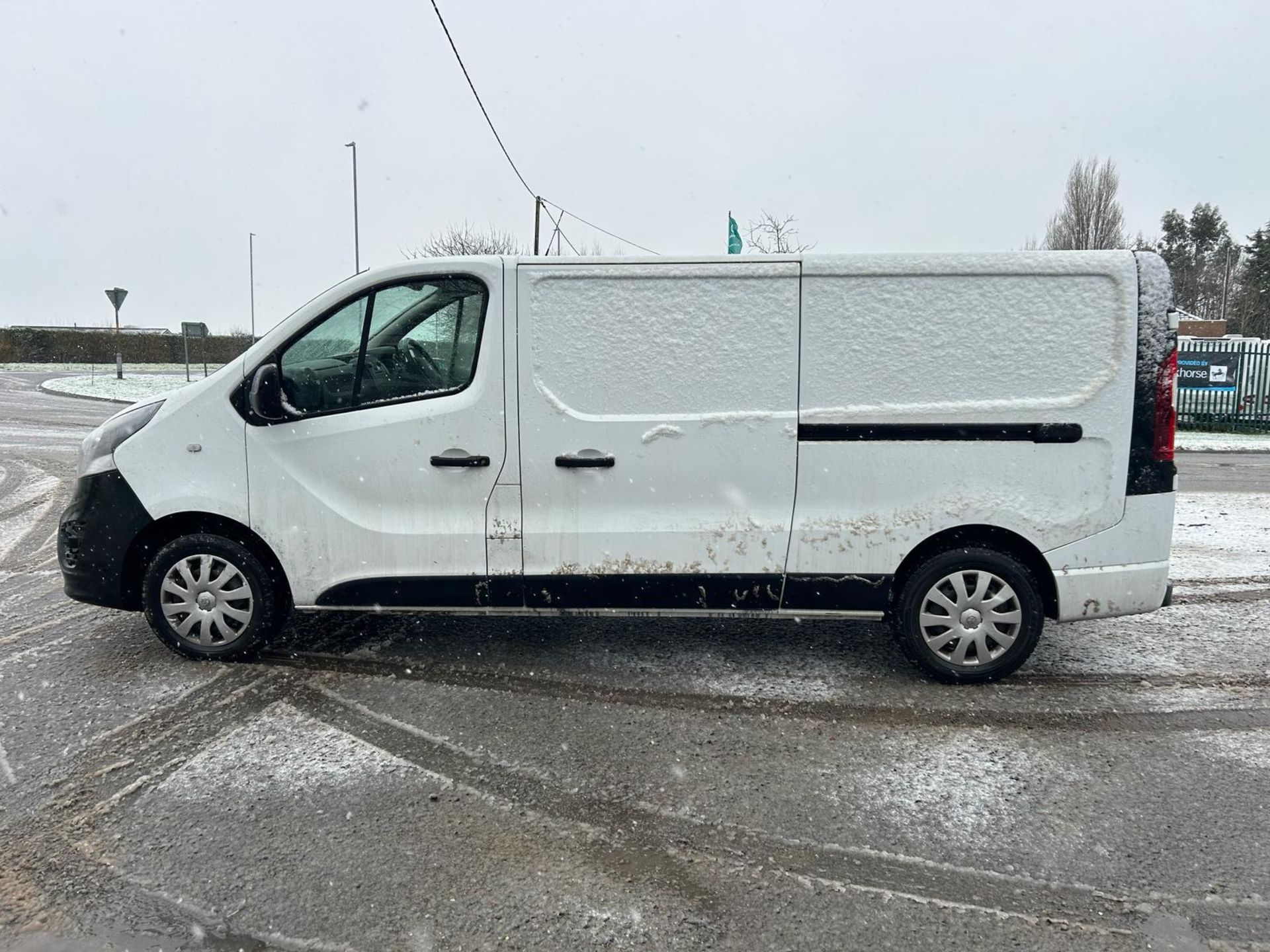 2018 68 VAUXHALL VIVARO SPORTIVE LWB PANEL VAN - 87K MILES - AIR CON - Image 4 of 11