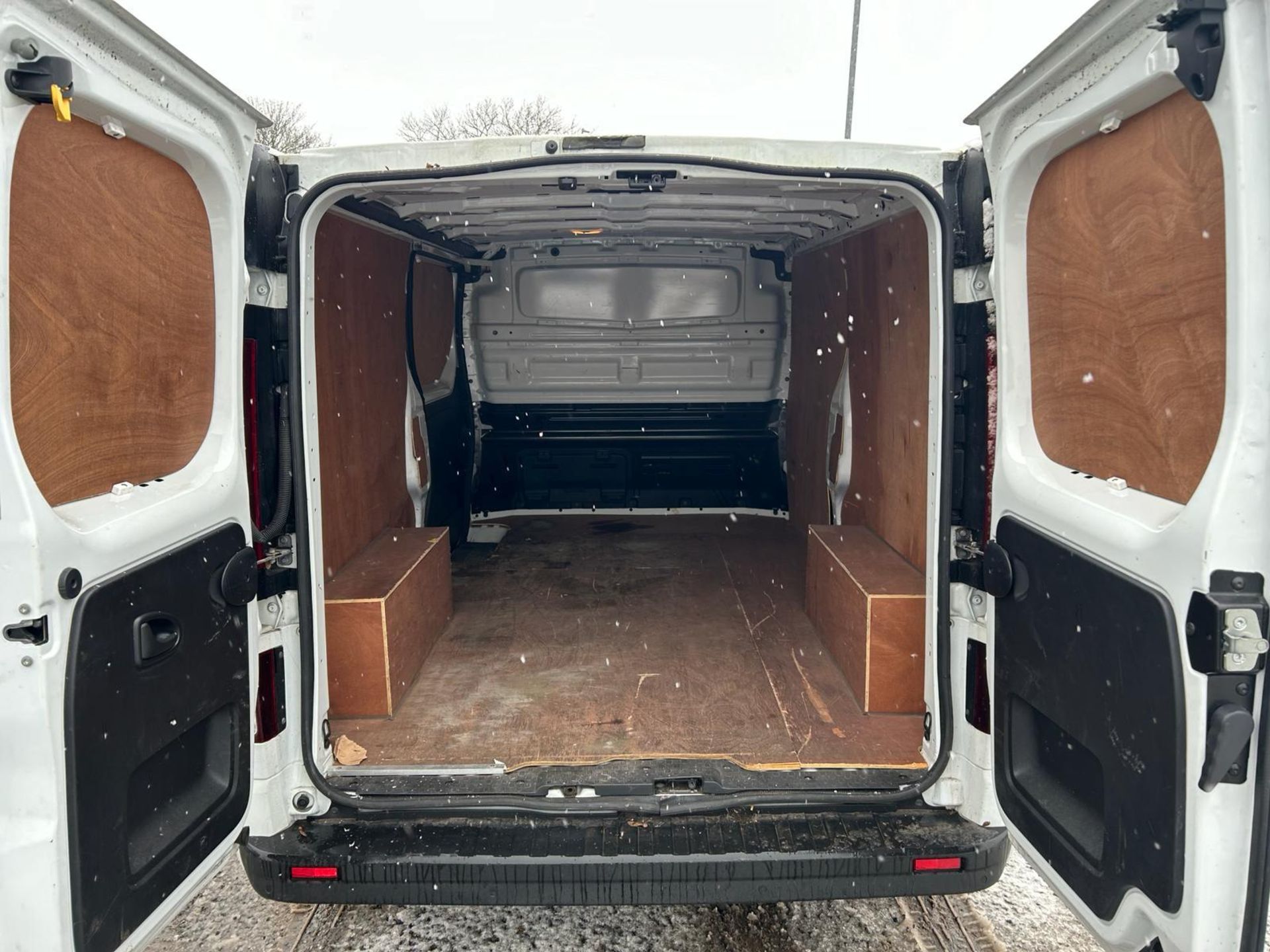 2018 68 VAUXHALL VIVARO SPORTIVE LWB PANEL VAN - 87K MILES - AIR CON - Image 8 of 11