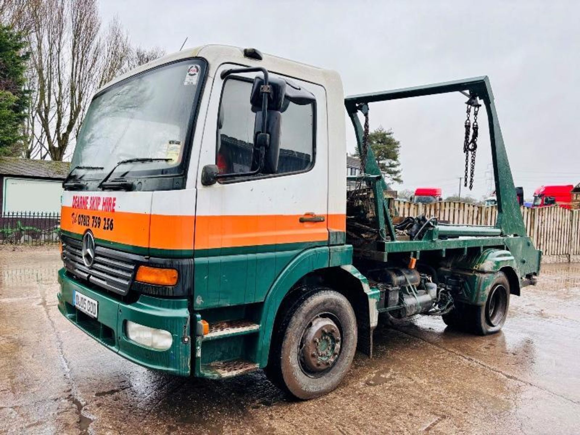 MERCEDES 1318 4X2 SKIP LORRY C/W REAR SUPPORT LEGS  - Image 13 of 14