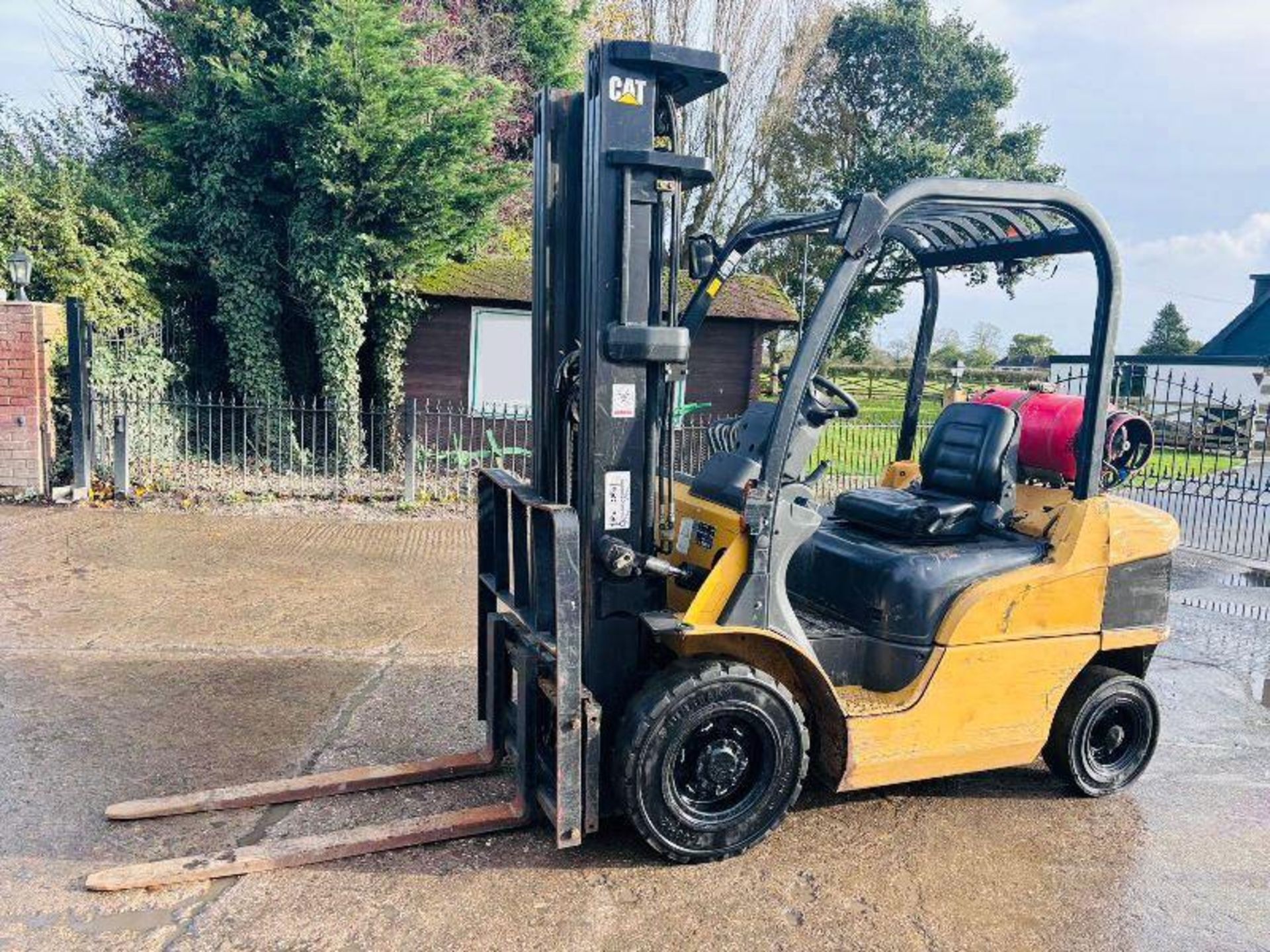 CATERPILLAR GR25N CONTAINER SPEC FORKLIFT C/W 3 STAGE MAST