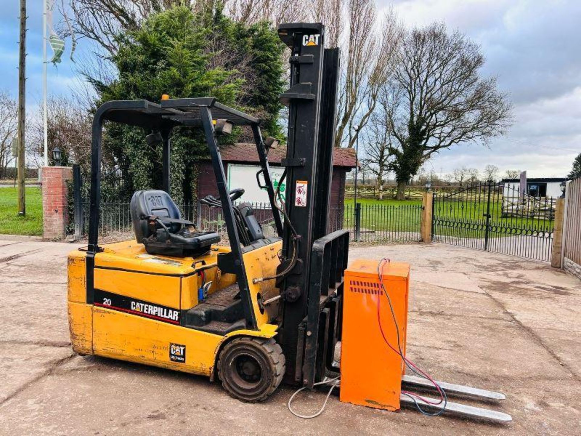 CATERPILLAR 20 BATTERY FORKLIFT C/W BATTERY CHARGER - Image 3 of 17