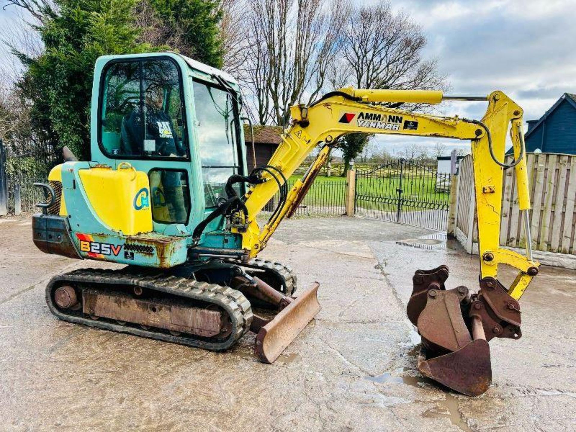 YANMAR B25V TRACKED EXCAVATOR C/W SELECTION OF BUCKETS