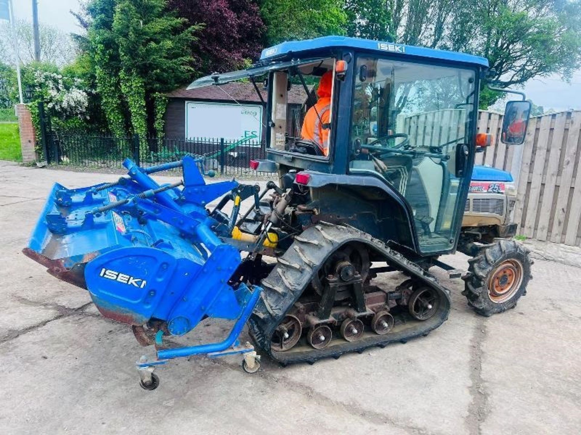 ISEKI TH253 HALF TRACK TRACTOR C/E REAR LINKAGE QUICK HITCH & ROTAVATOR - Image 4 of 17