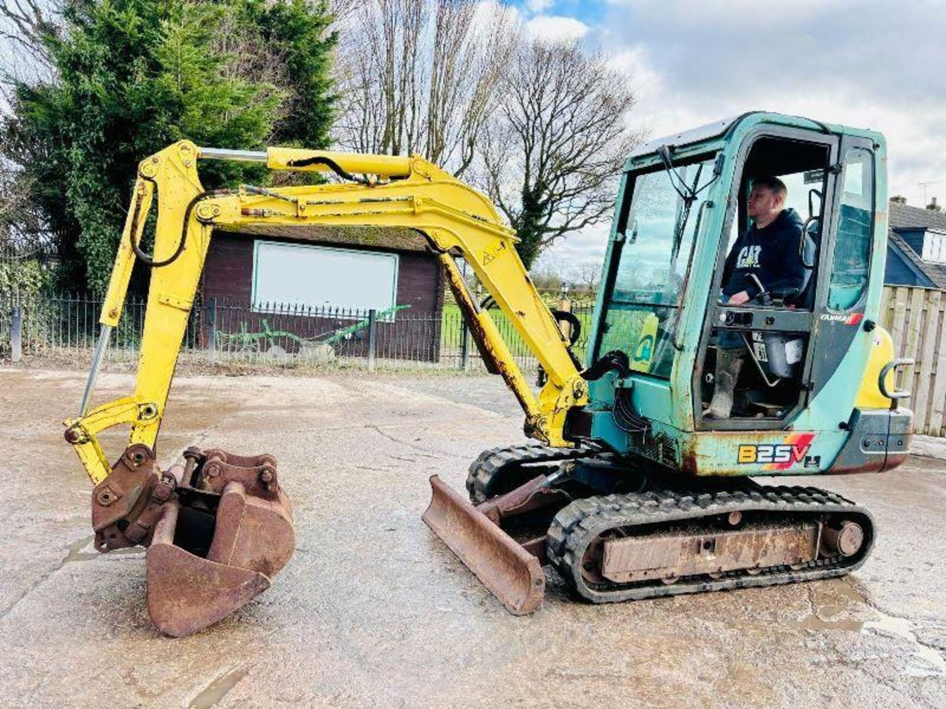 YANMAR B25V TRACKED EXCAVATOR C/W SELECTION OF BUCKETS - Bild 13 aus 14