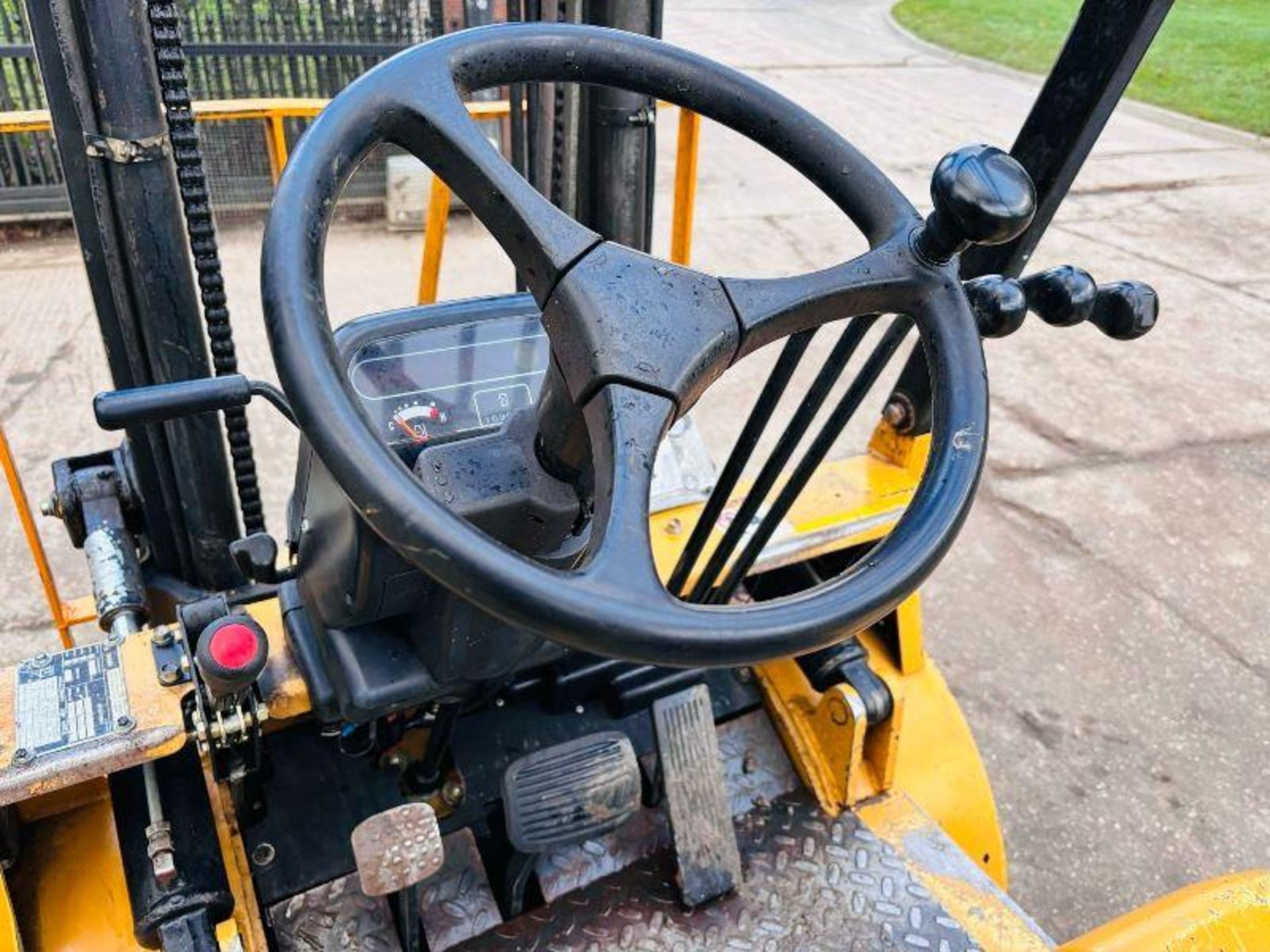 CATERPILLAR 25 DIESEL FORKLIFT C/W SIDE SHIFT - Image 8 of 12