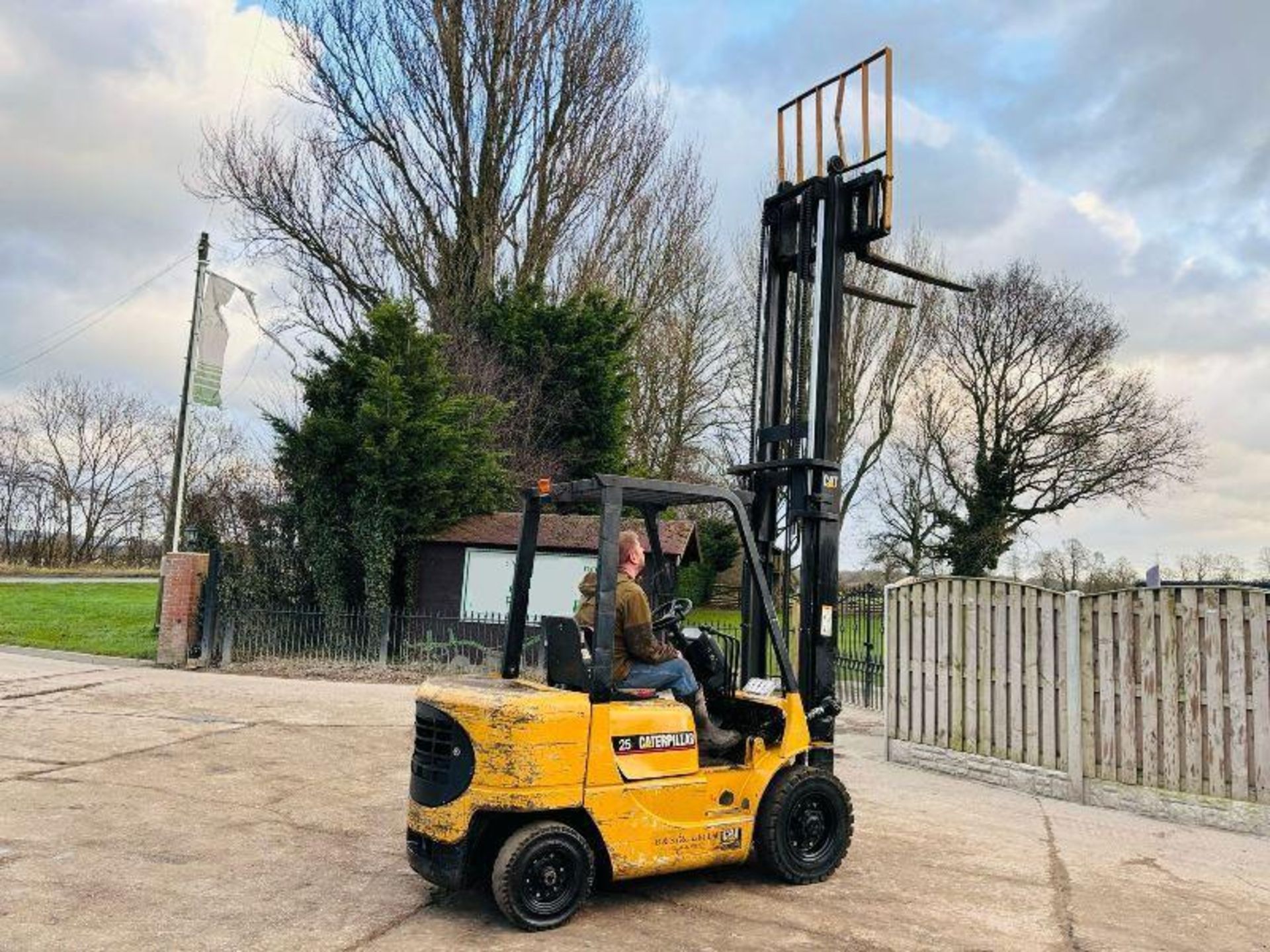 CATERPILLAR 25 DIESEL FORKLIFT C/W SIDE SHIFT - Image 3 of 12