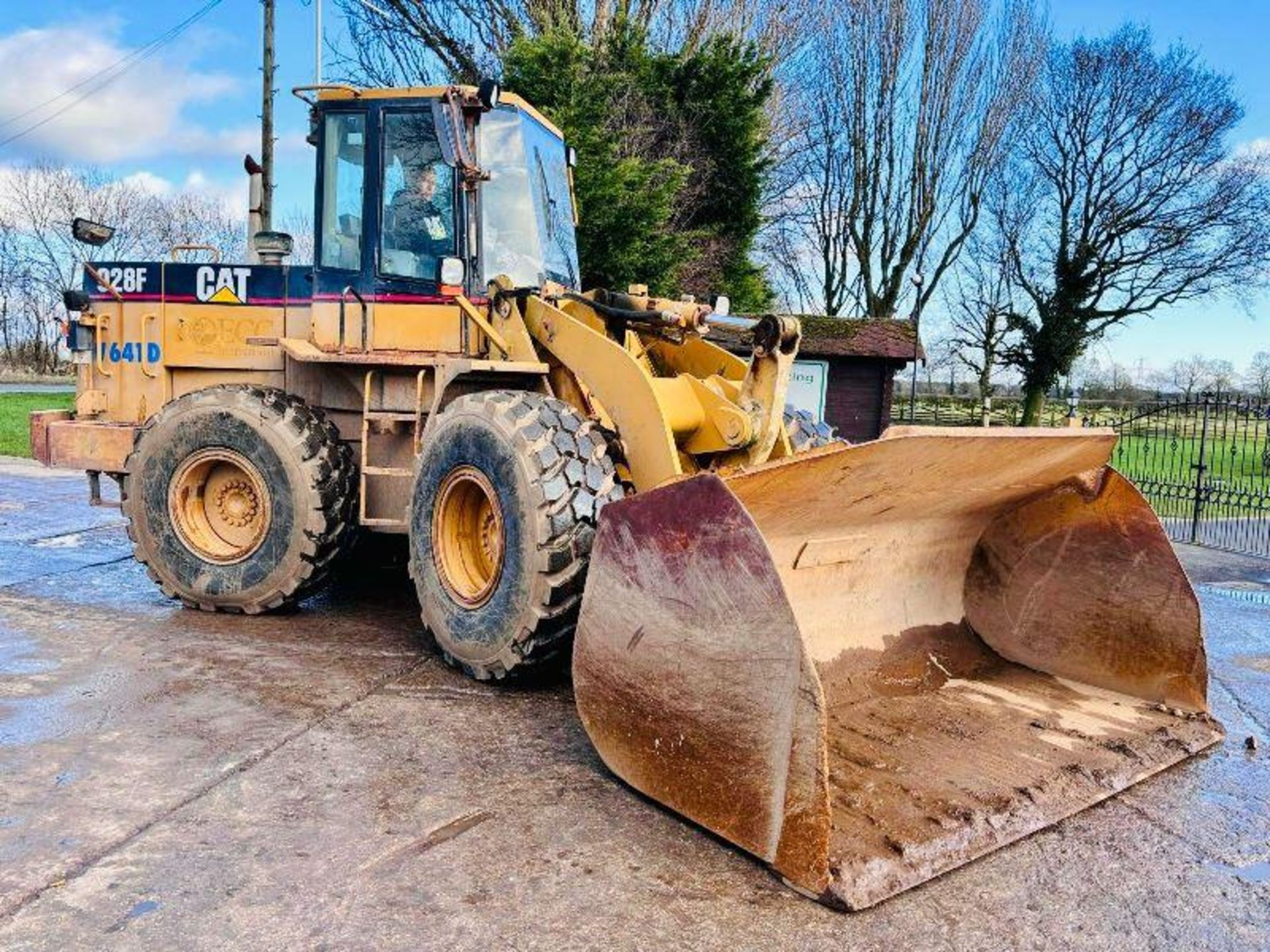 CATERPILLAR 928F 4WD LOADING SHOVEL C/W BUCKET - Bild 6 aus 19