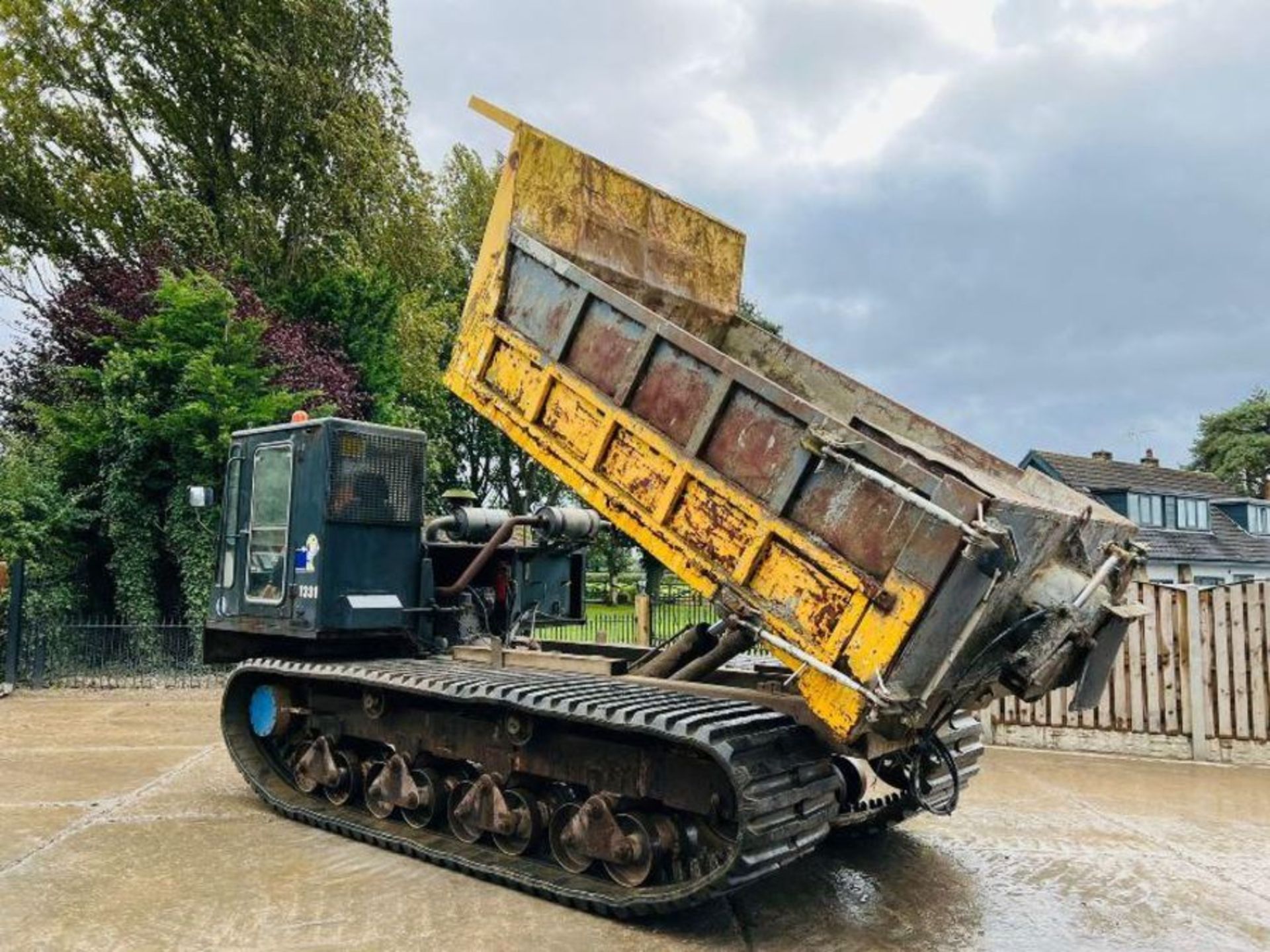 MOROOKA MST2000 TRACKED DUMPER C/W CONCRETE SHOOT & REVERSE CAMERA - RECENTLY SERVICED - Image 5 of 13