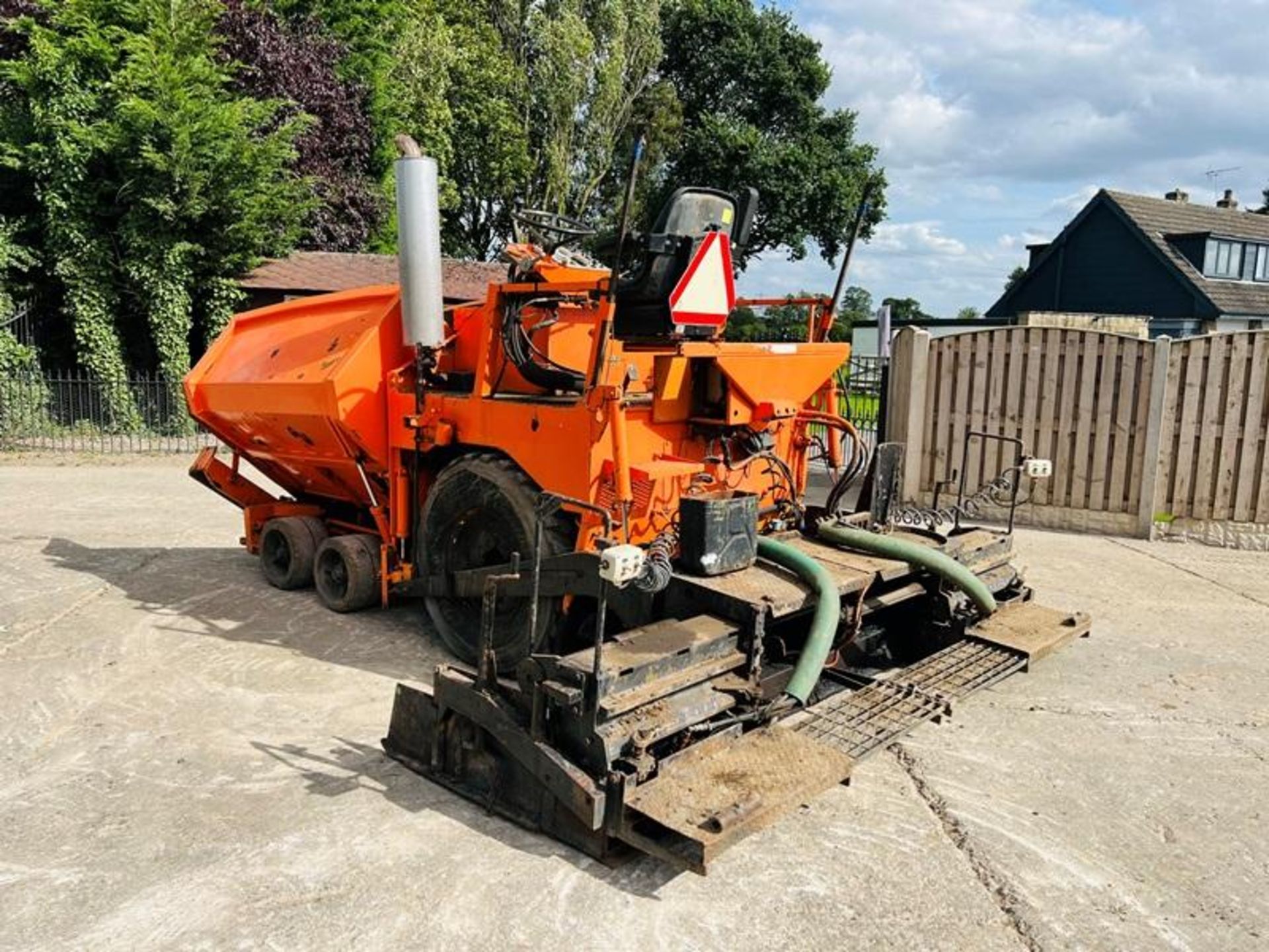 BITELLI BB30 TARMAC PAVER C/W HYDRAULIC BACK BOX - Image 2 of 9