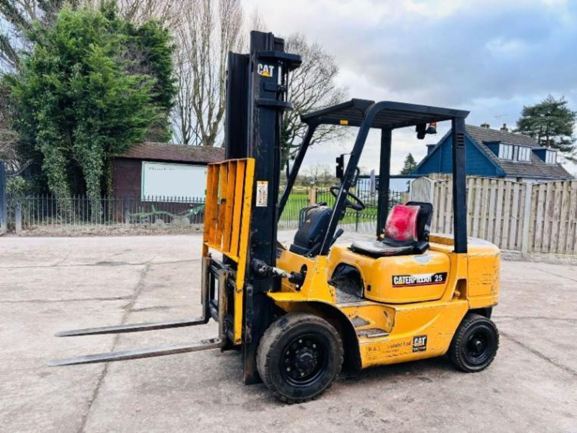 CATERPILLAR 25 DIESEL FORKLIFT C/W SIDE SHIFT - Image 9 of 12