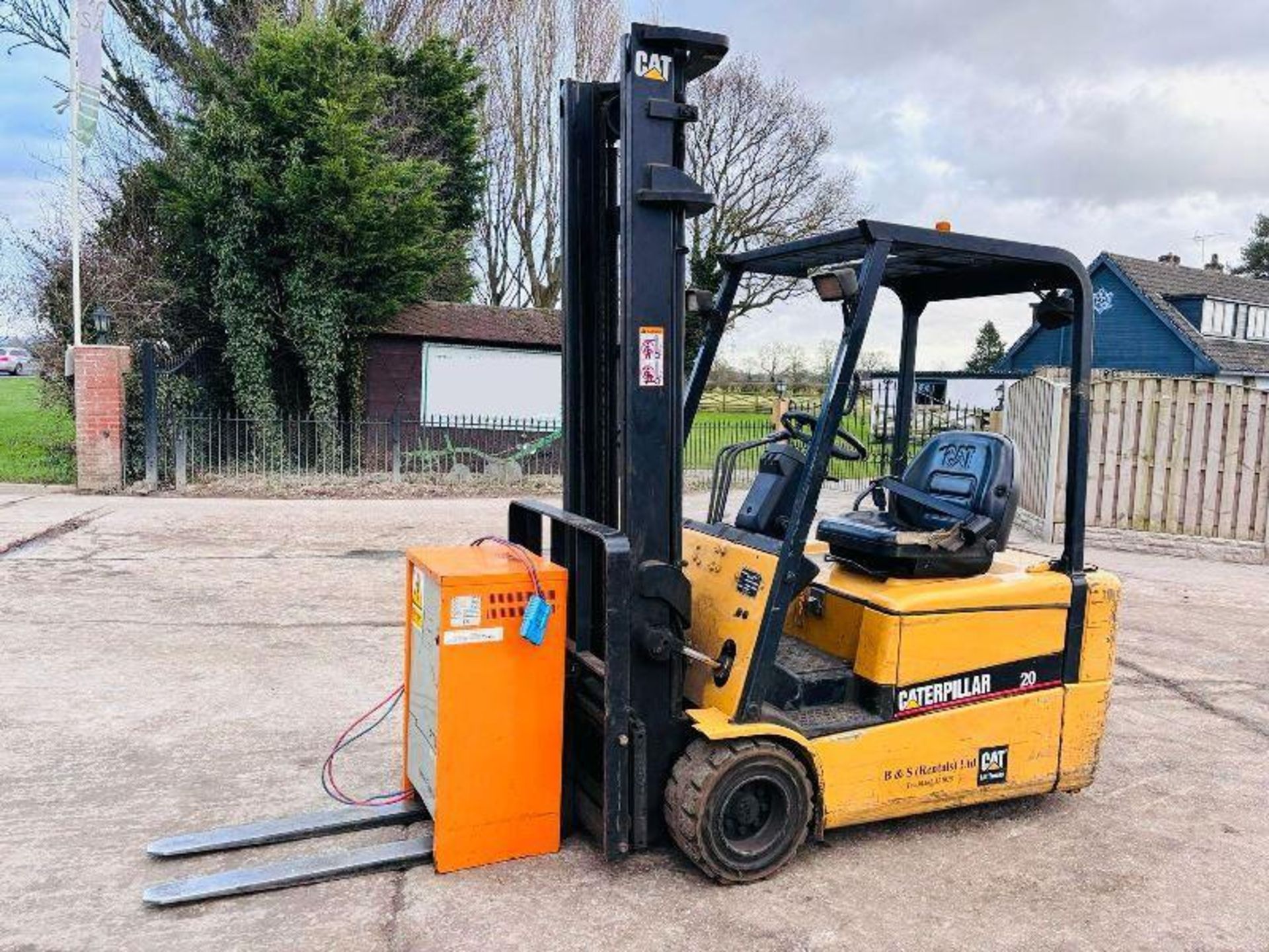 CATERPILLAR 20 BATTERY FORKLIFT C/W BATTERY CHARGER - Image 16 of 17