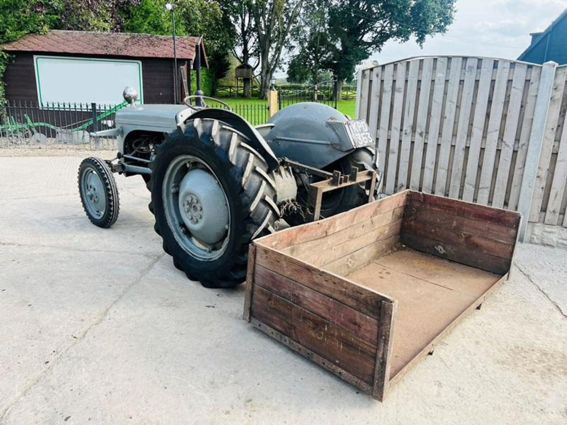 GREY FERGUSON 2WD TRACTOR C/W REAR BACK BOX - Image 8 of 8