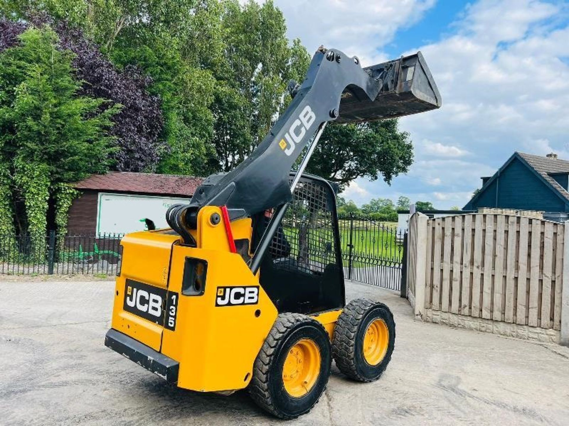 JCB 135 4WD SKIDSTEER * YEAR 2014 * C/W BUCKET - Image 3 of 11