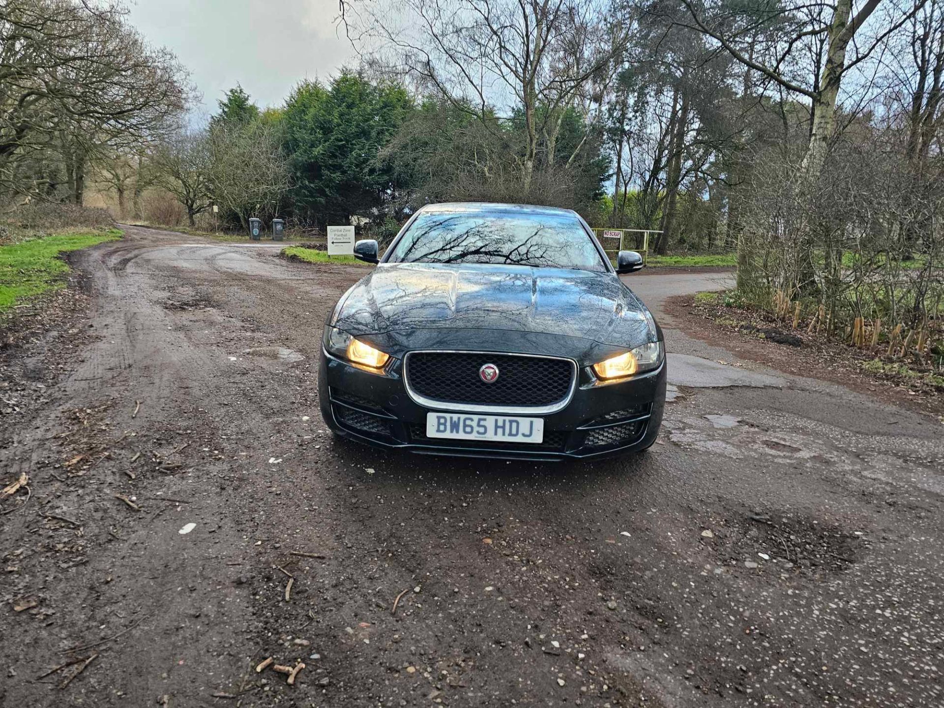 2015 65 JAGUAR XE SALOON - STARTS AND DRIVES BUT ENGINE IS NOISY - ALLOY WHEELS - 5 SERVICES  - Image 9 of 10