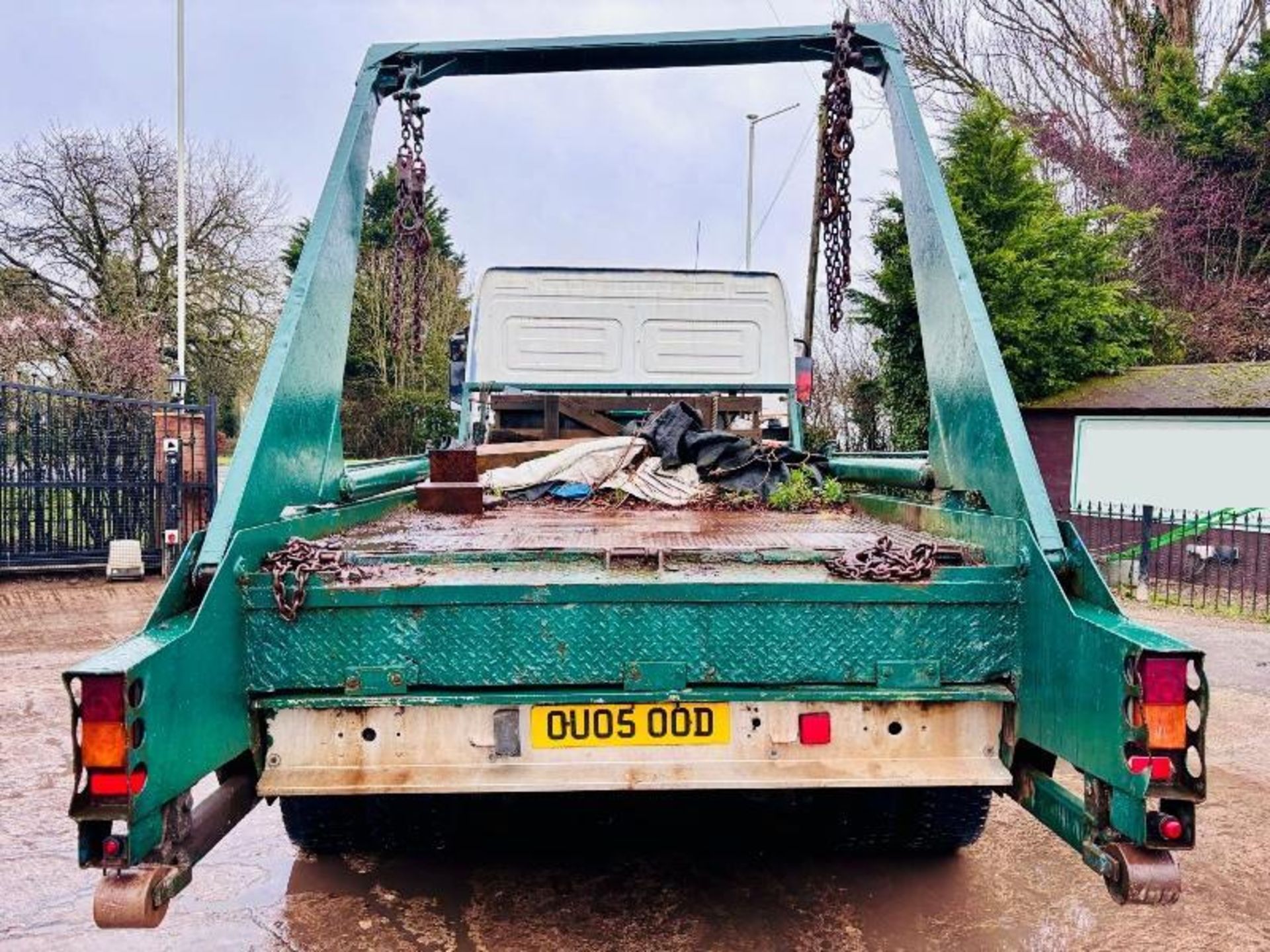 MERCEDES 1318 4X2 SKIP LORRY C/W REAR SUPPORT LEGS  - Image 11 of 14