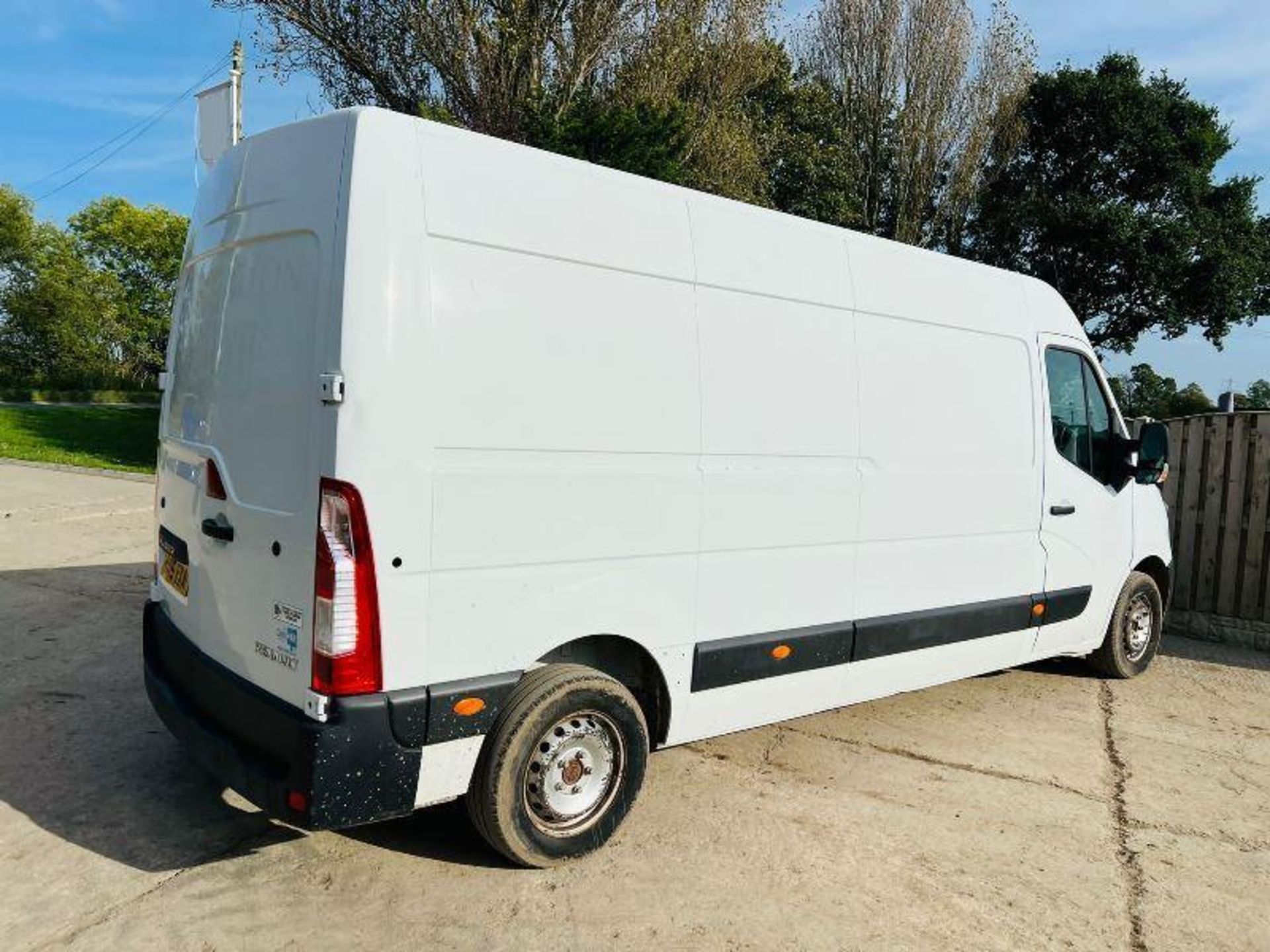 RENAULT LWB REFRIDGERATION VAN *YEAR 2015* - 180339 MILES. - Image 9 of 10