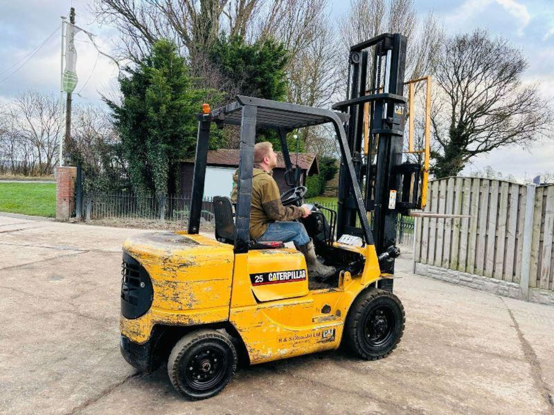 CATERPILLAR 25 DIESEL FORKLIFT C/W SIDE SHIFT - Image 4 of 12