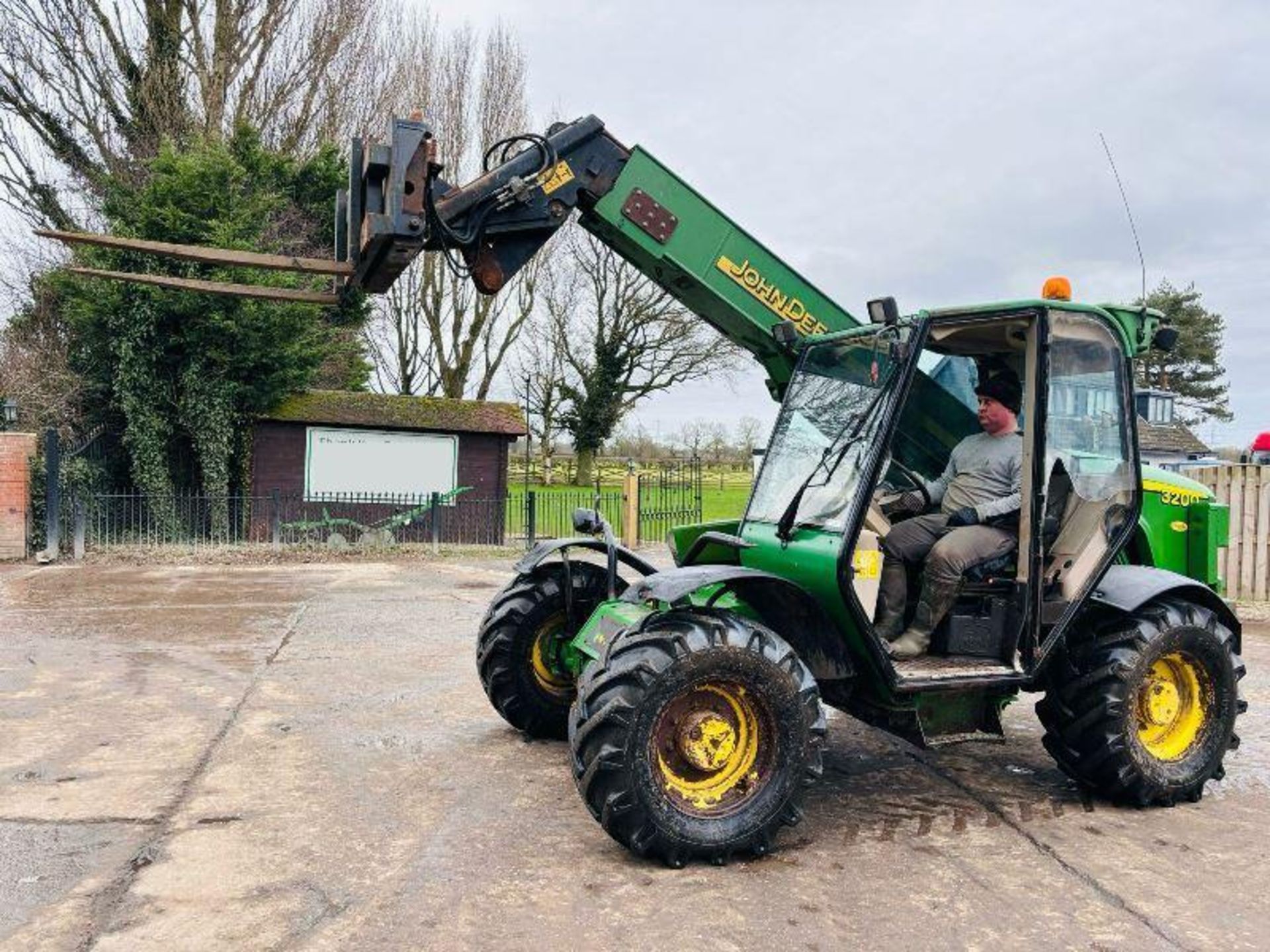 JOHN DEERE 3200 4WD TELEHANDLER *AG-SPEC* C/W PICK UP HITCH - Image 10 of 10